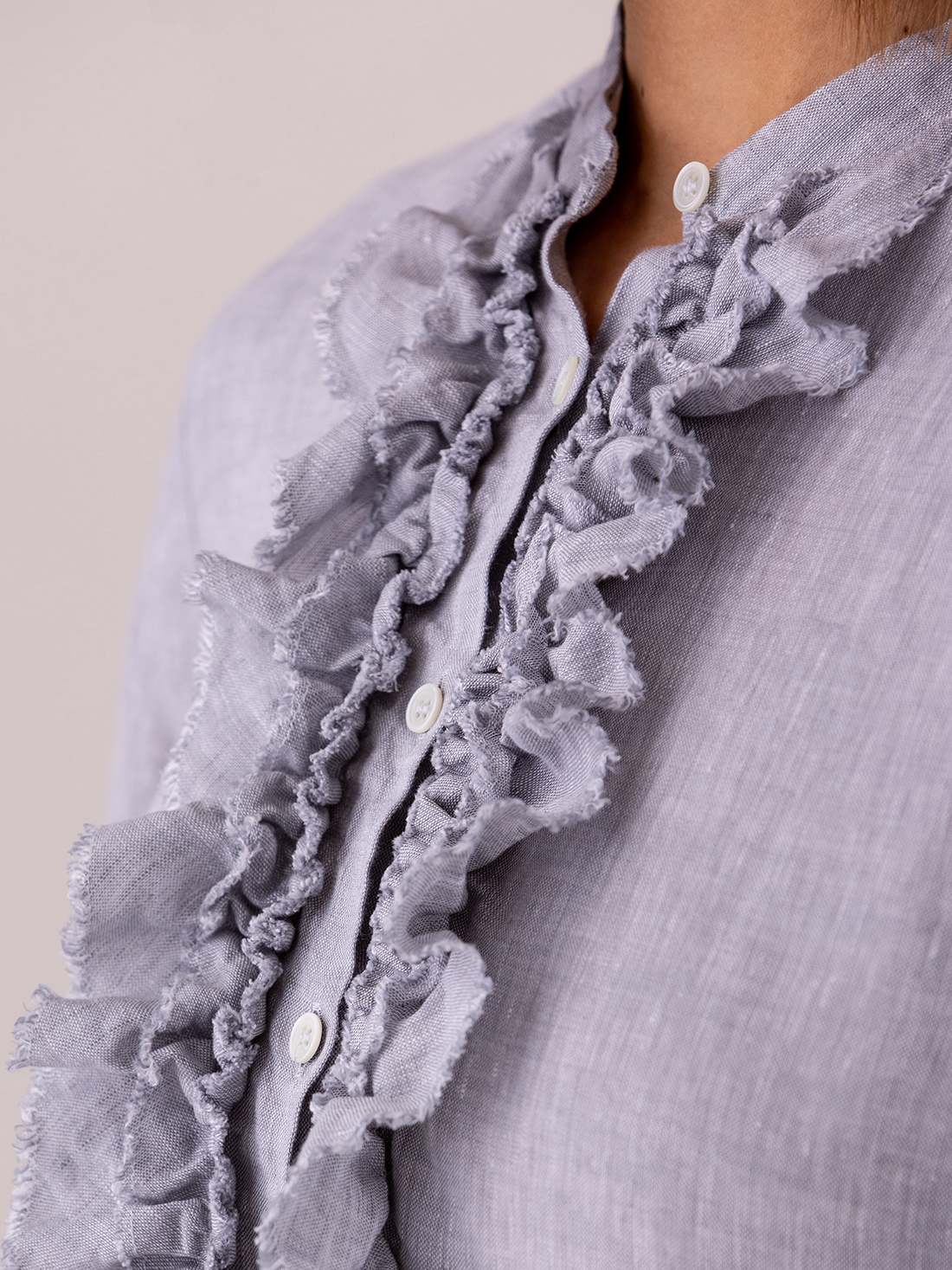 Detailansicht von Leinenbluse mit Rüschung von ROBERT FRIEDMAN