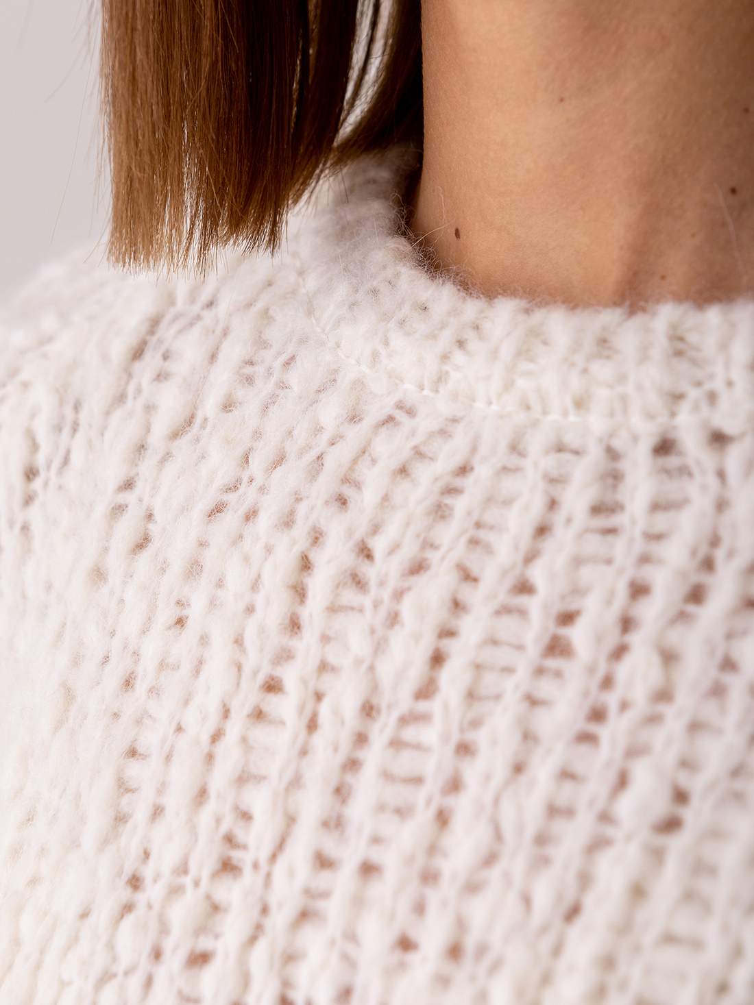 Detailansicht von Grobstrickpullover aus Alpakawolle von SIBIN LINNEBJERG