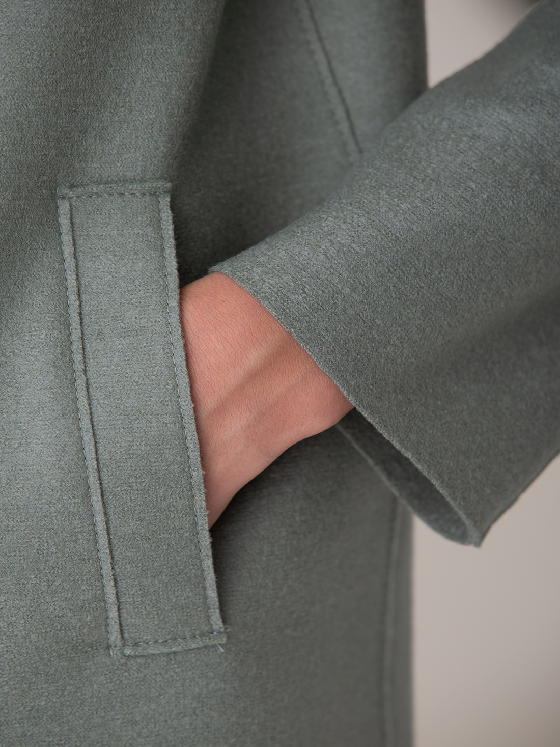 Detailansicht von Schurwollmantel von HARRIS WHARF