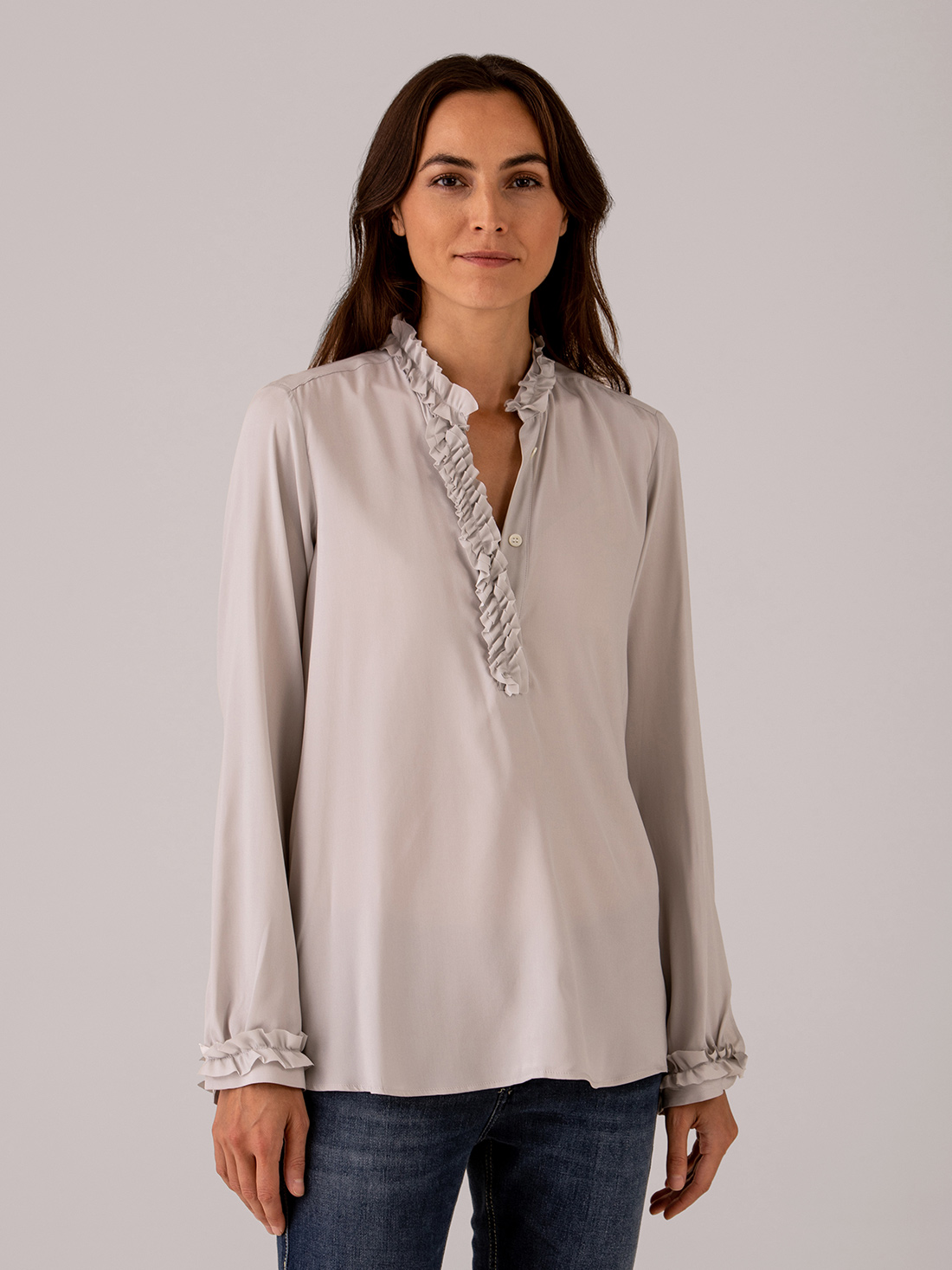 Detailansicht von Seidenbluse mit Rüschung von AGLINI