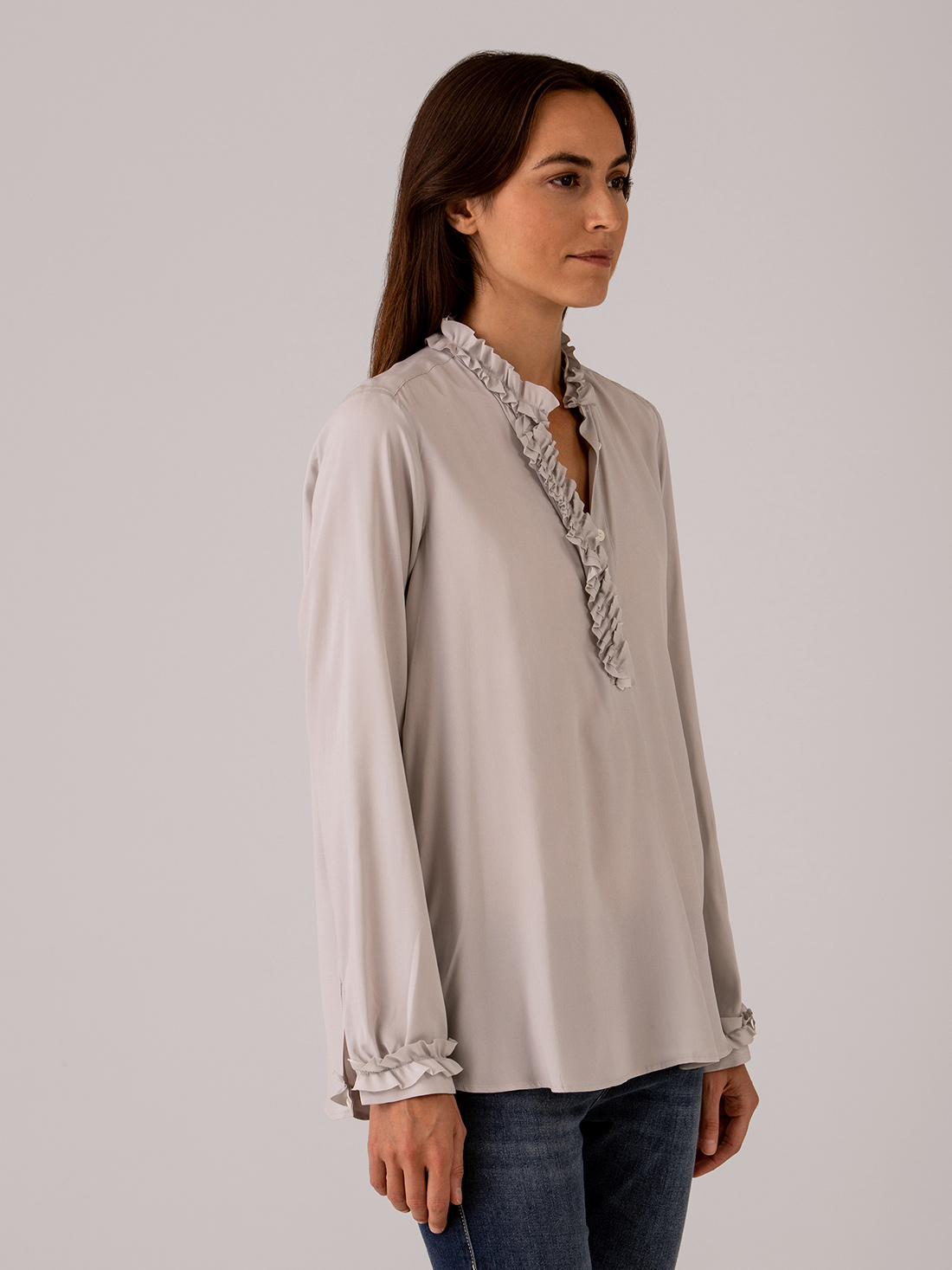 Detailansicht von Seidenbluse mit Rüschung von AGLINI