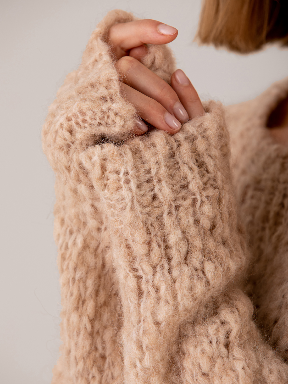 Detailansicht von Grobstrickpullover aus Alpakawolle von SIBIN LINNEBJERG