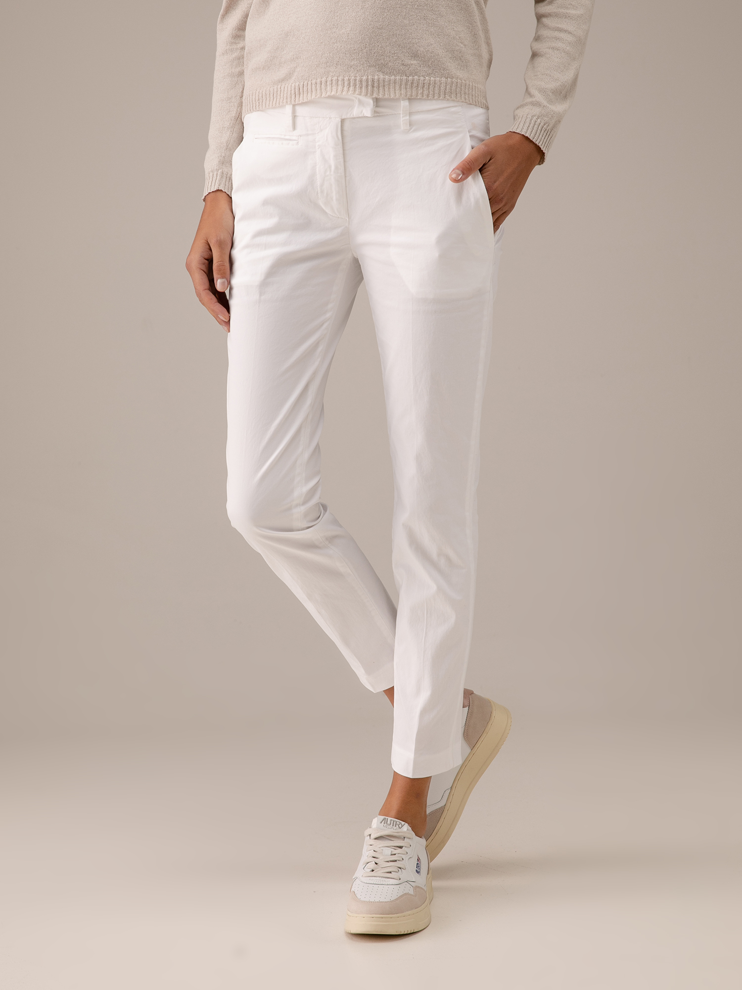 Detailansicht von Cropped Chinohose aus Baumwolle von DONDUP