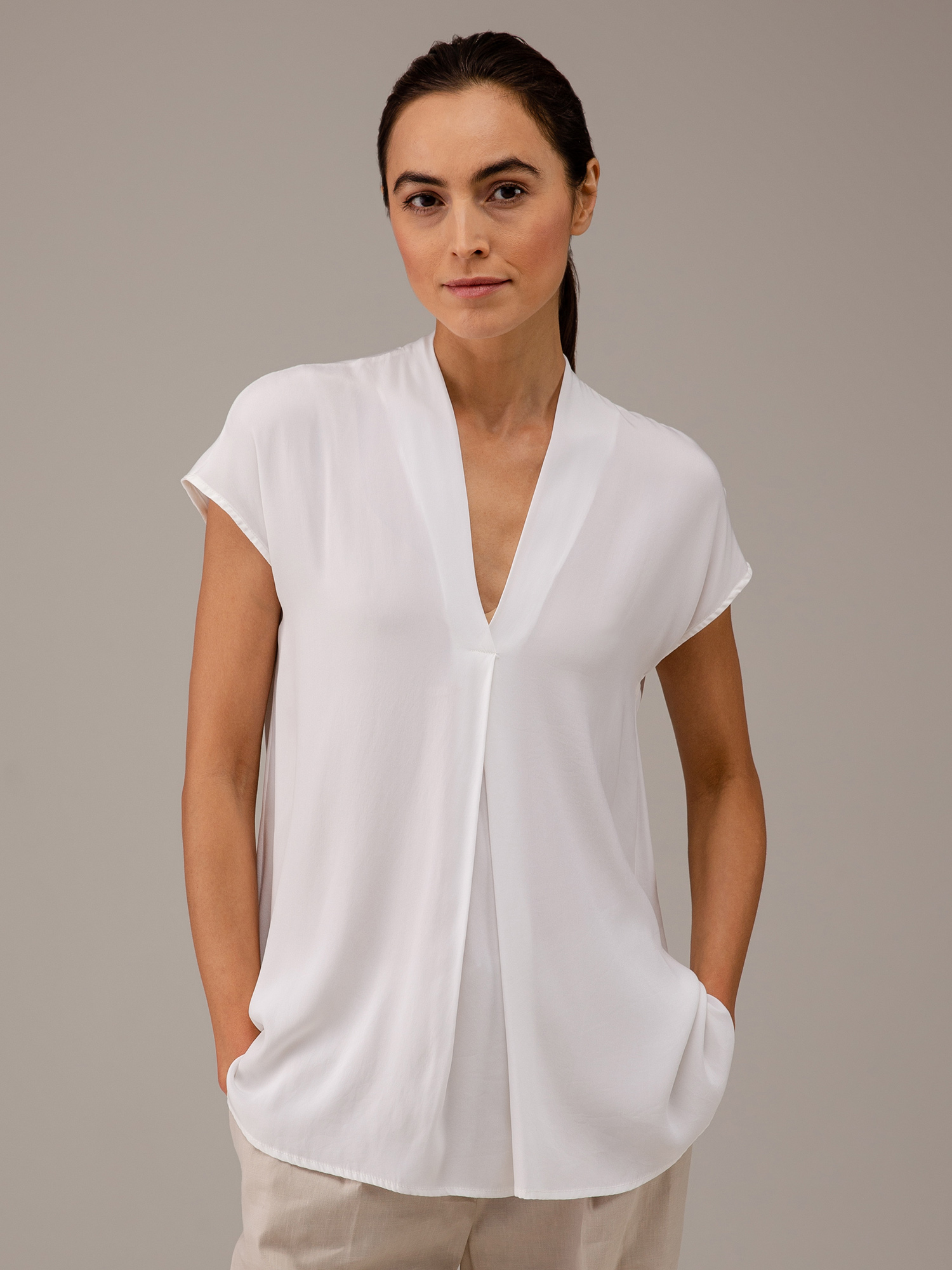 Detailansicht von Kurzarm-Seidenbluse von HER SHIRT