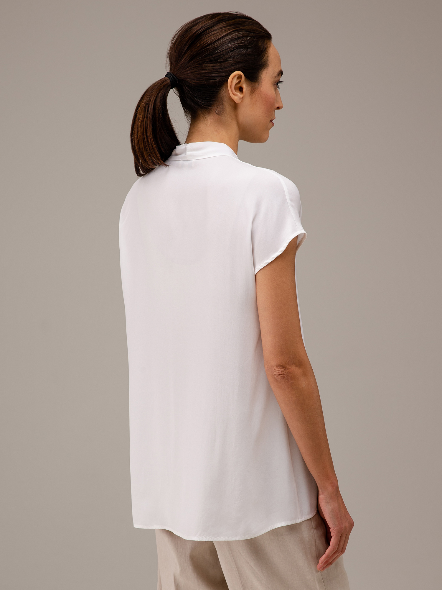 Detailansicht von Kurzarm-Seidenbluse von HER SHIRT