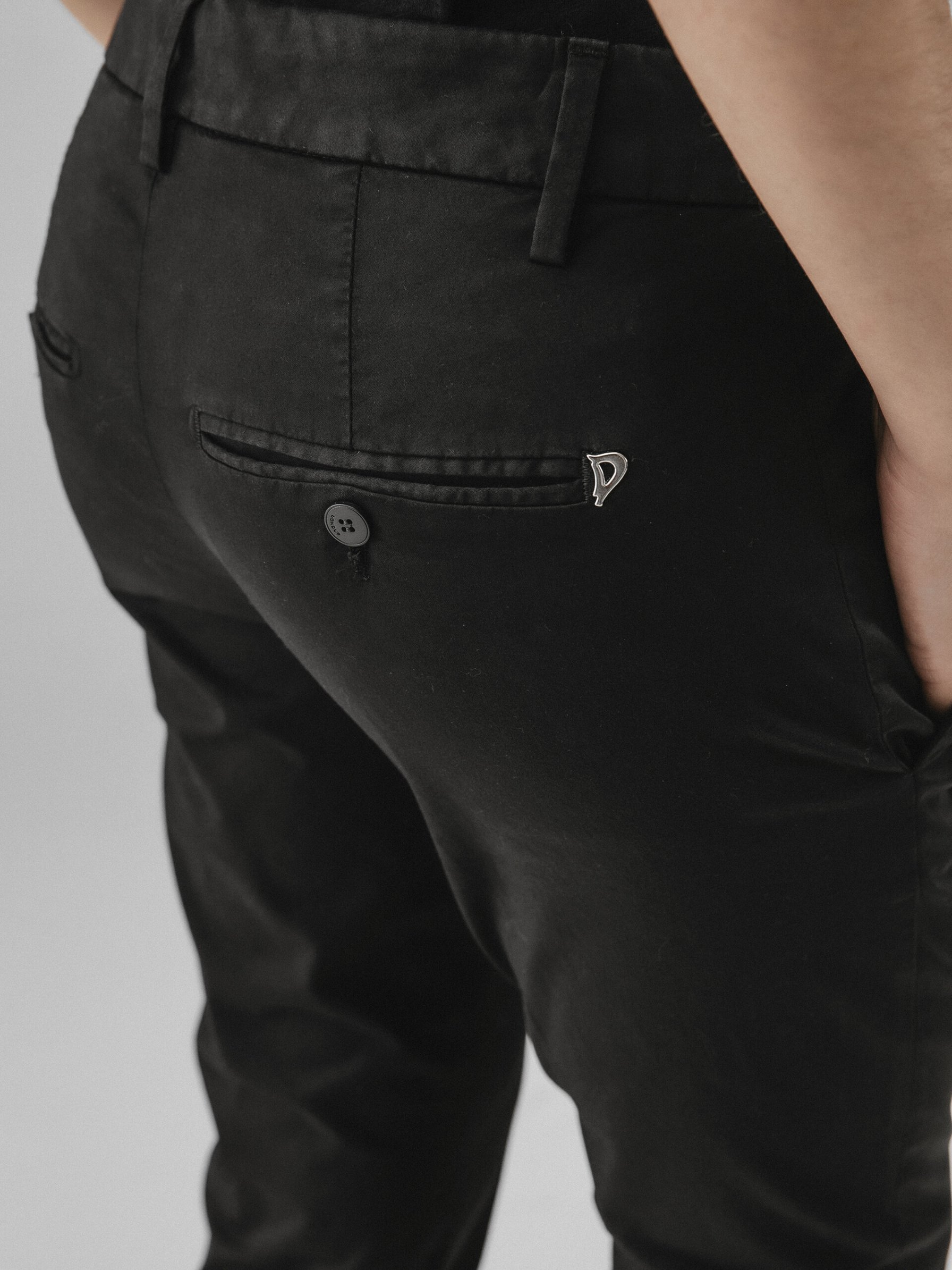 Detailansicht von Cropped Chinohose aus Baumwolle von DONDUP