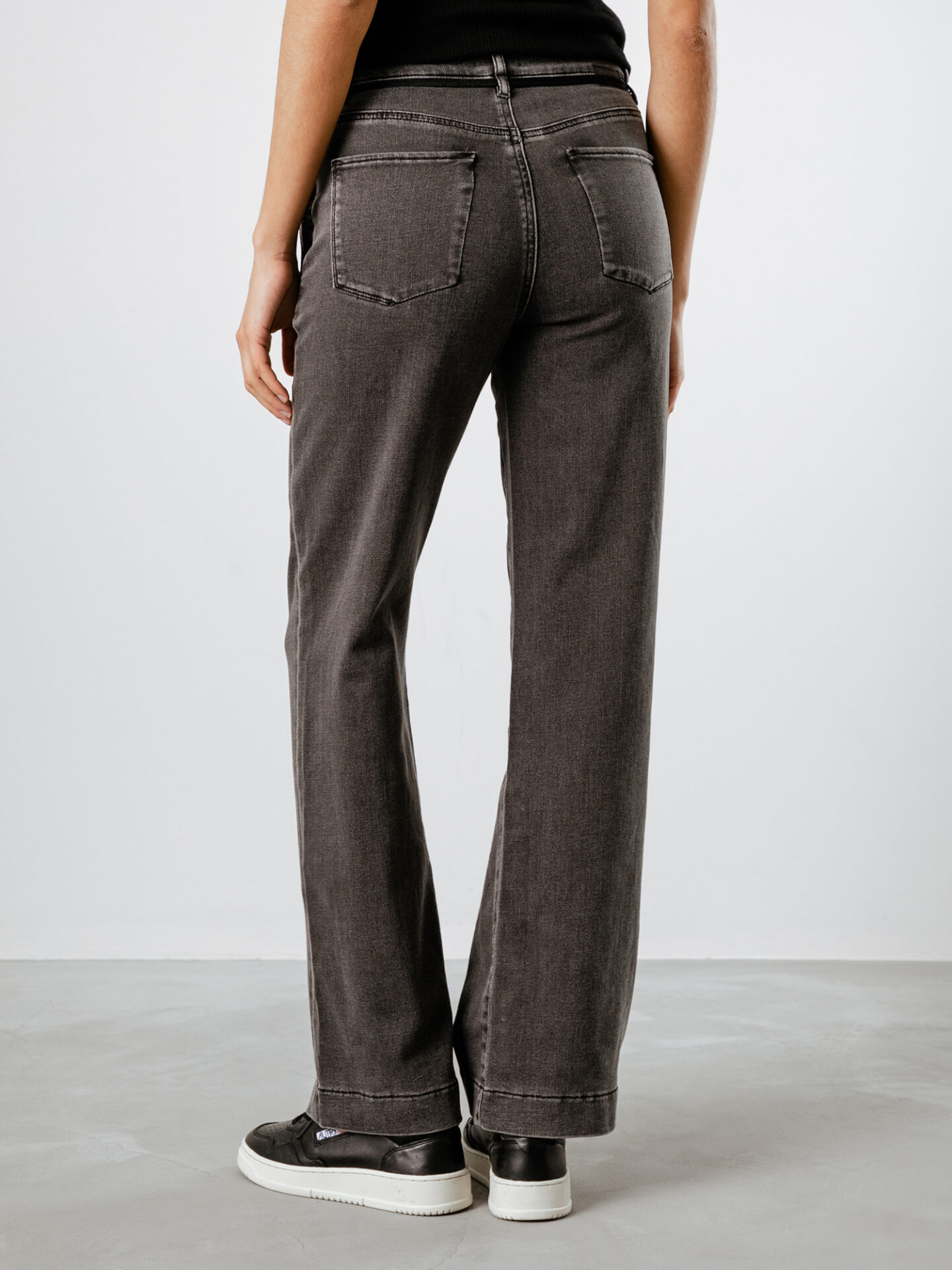 Detailansicht von Straight Leg Jeans von DAWN