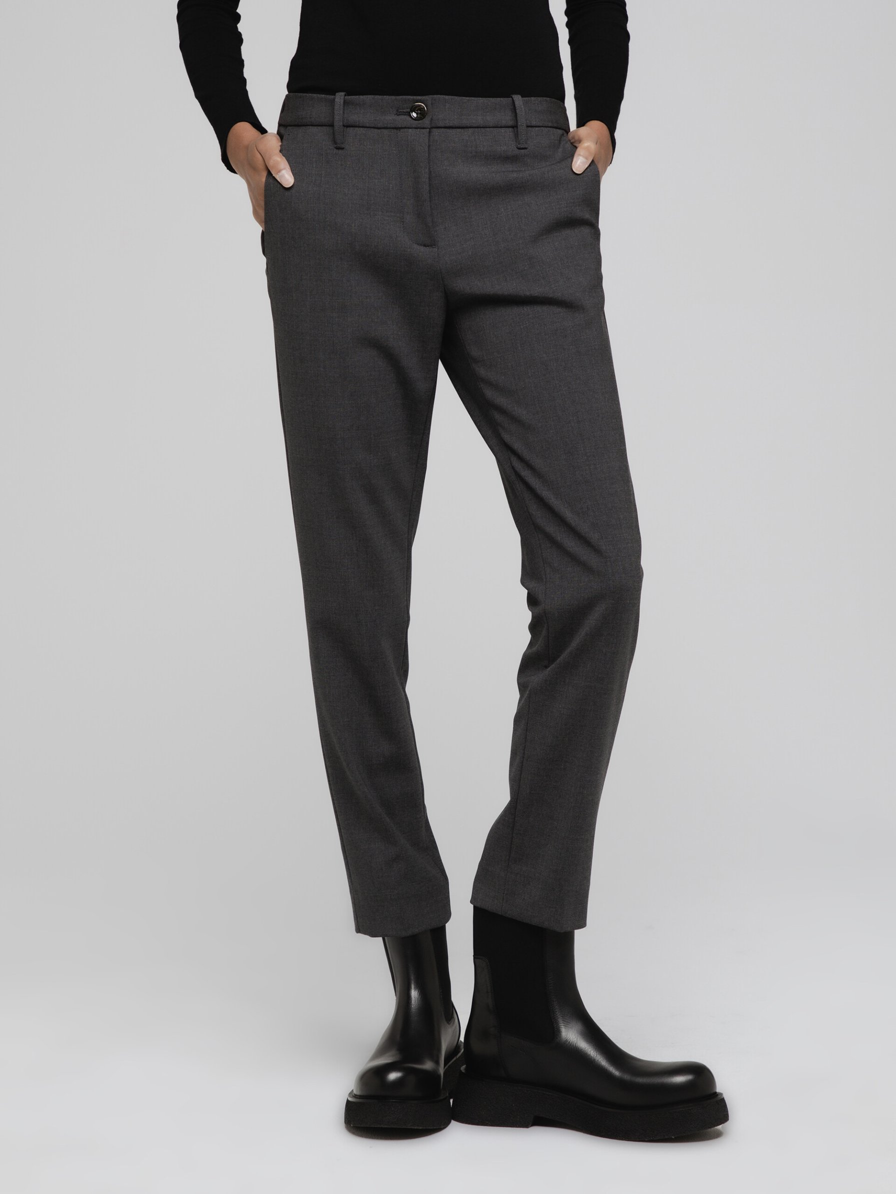 Detailansicht von Chinohose aus Schurwolle von NINE IN THE MORNING