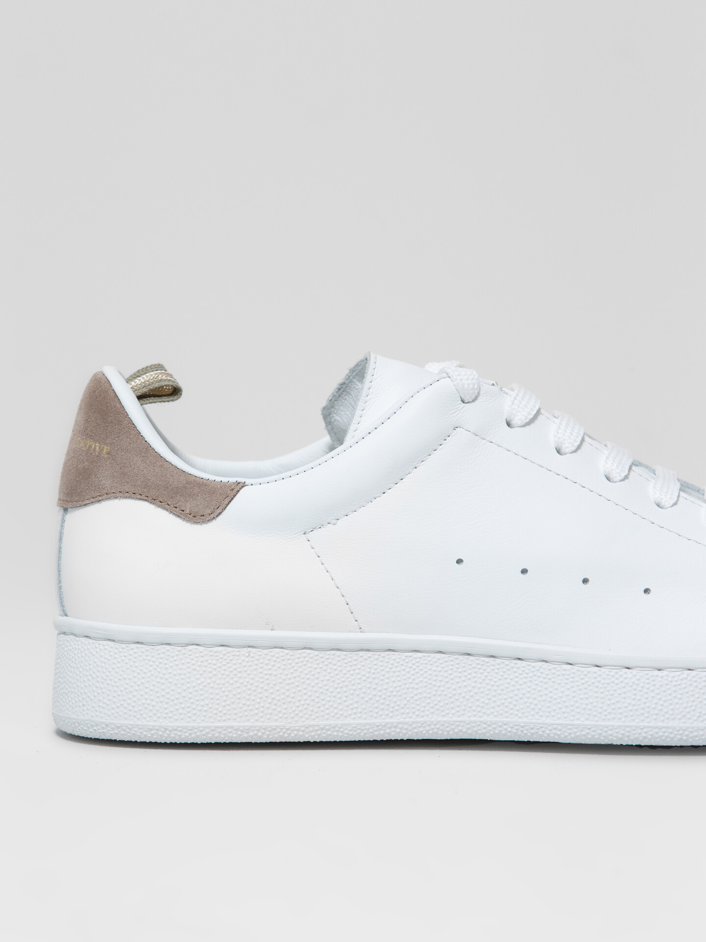 Detailansicht von Sneaker aus Leder von OFFICINE CREATIVE