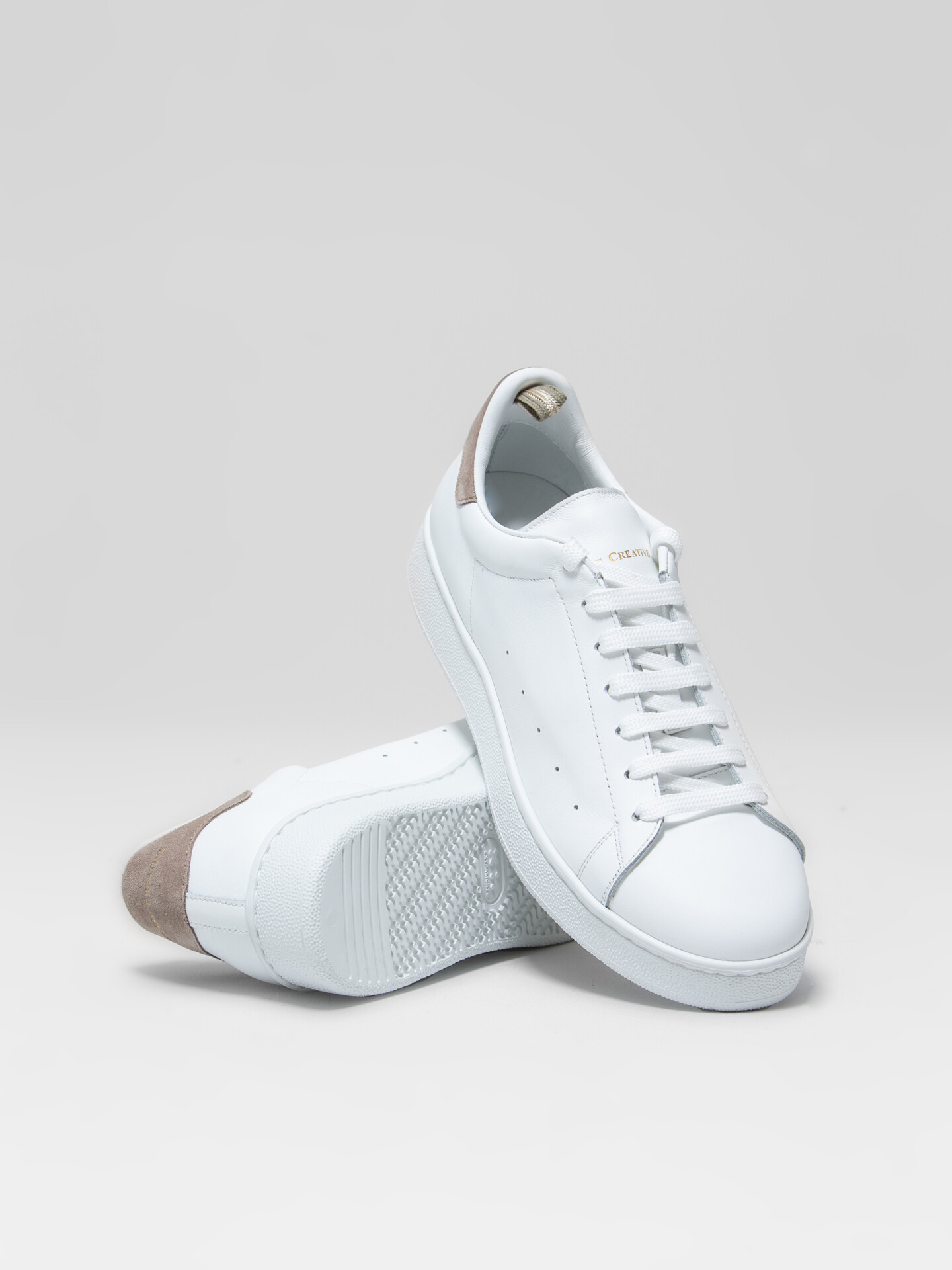 Detailansicht von Sneaker aus Leder von OFFICINE CREATIVE