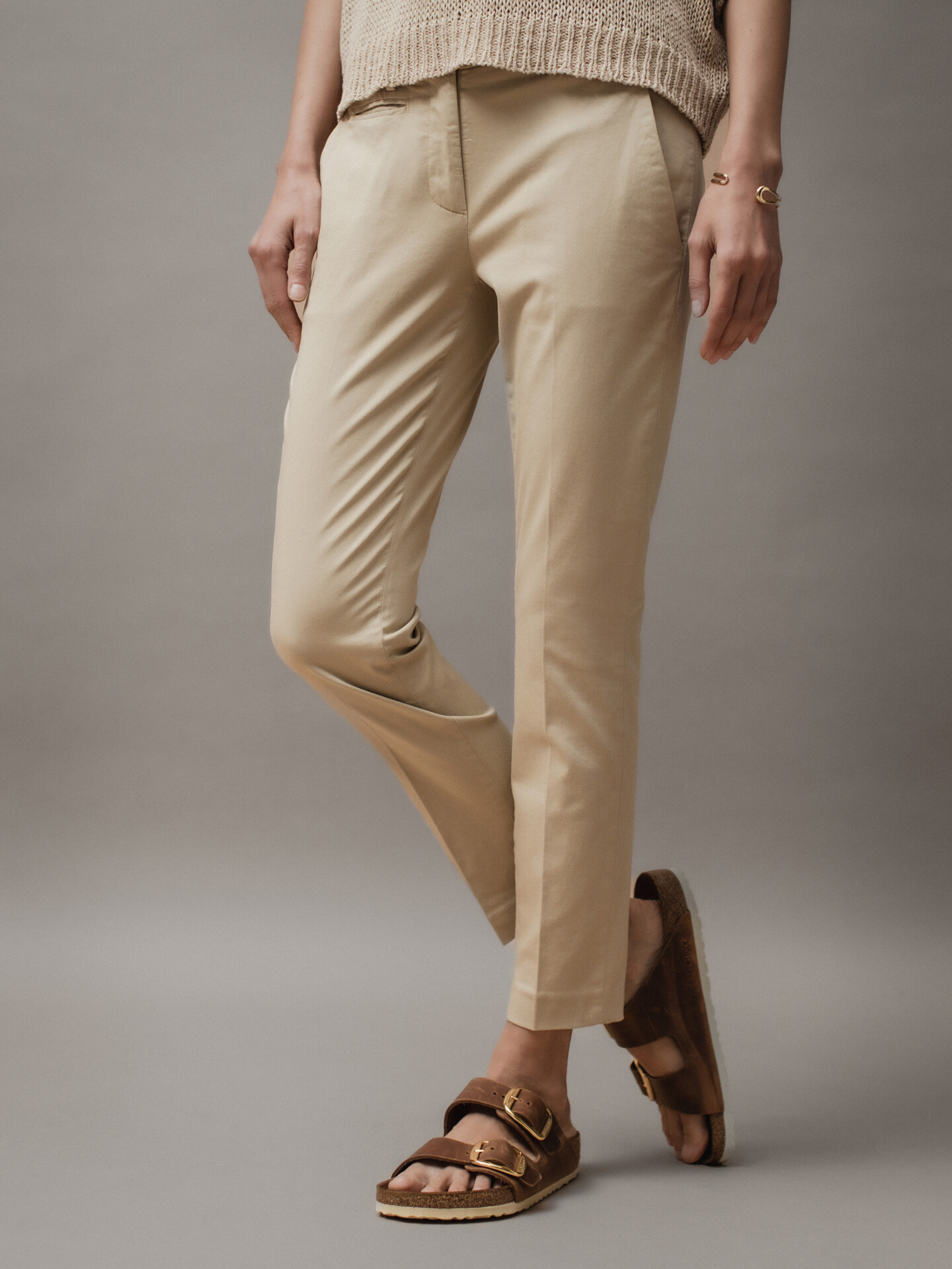 Detailansicht von Cropped Chinohose aus Baumwolle von DONDUP