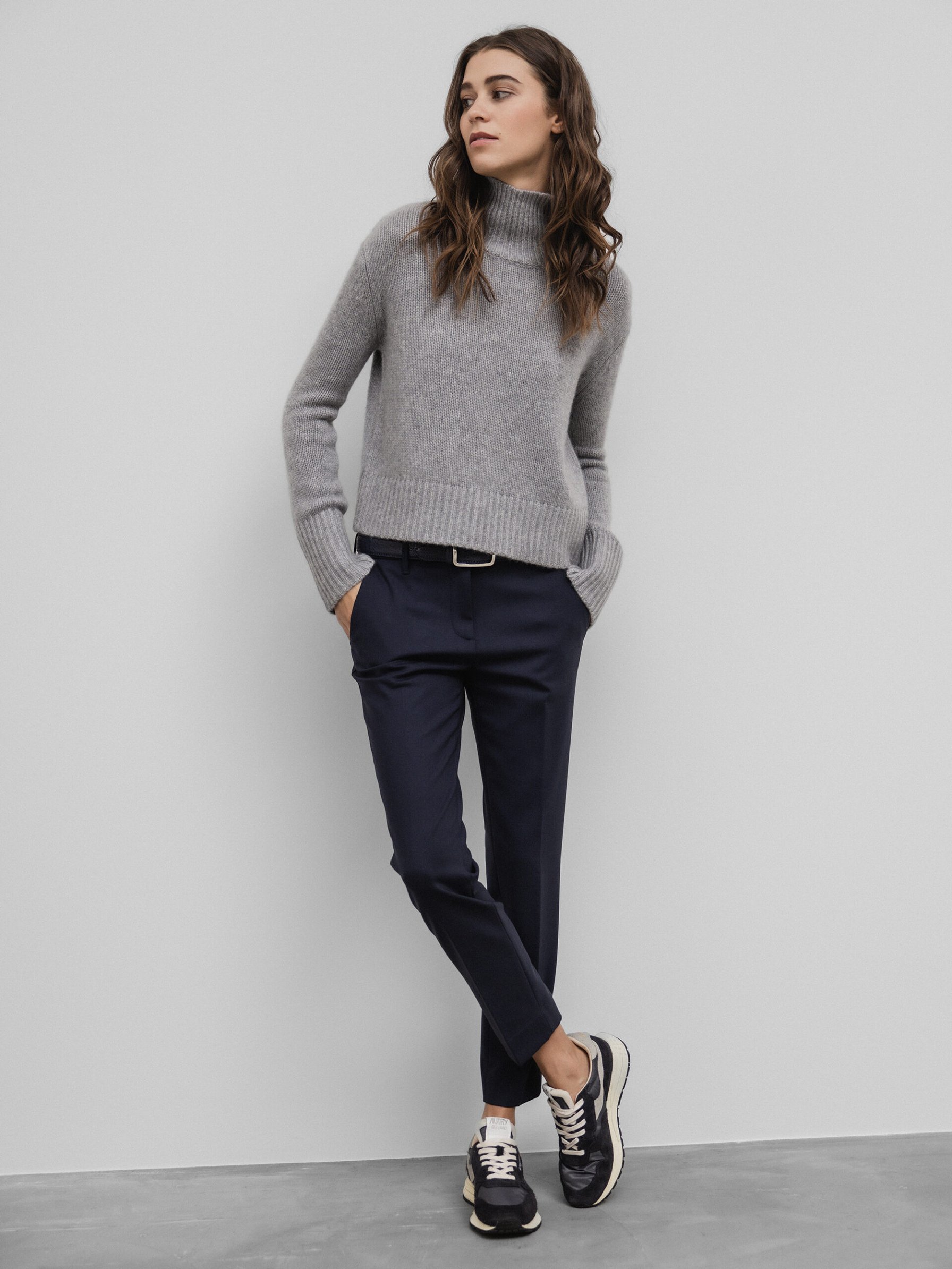 Detailansicht von Chinohose aus Schurwolle von NINE IN THE MORNING