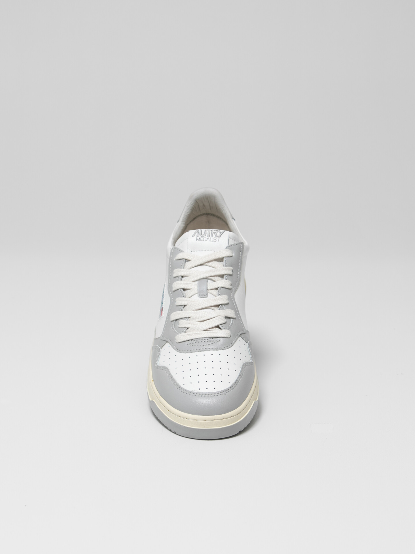 Detailansicht von Sneaker aus Leder von AUTRY