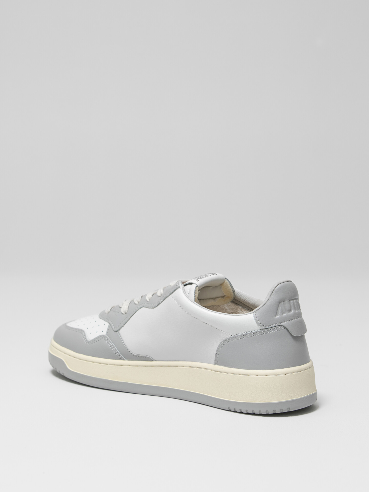 Detailansicht von Sneaker aus Leder von AUTRY