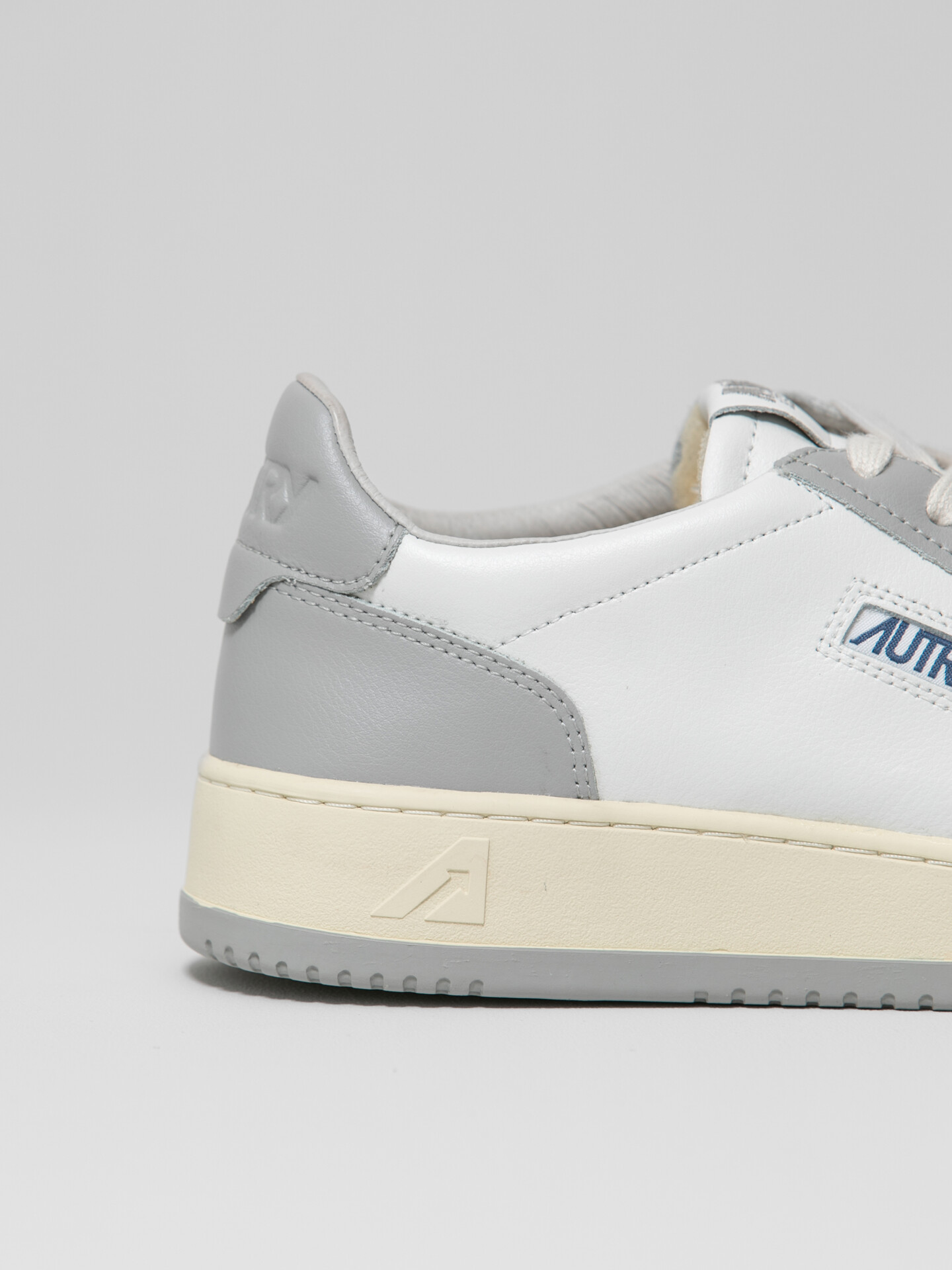 Detailansicht von Sneaker aus Leder von AUTRY