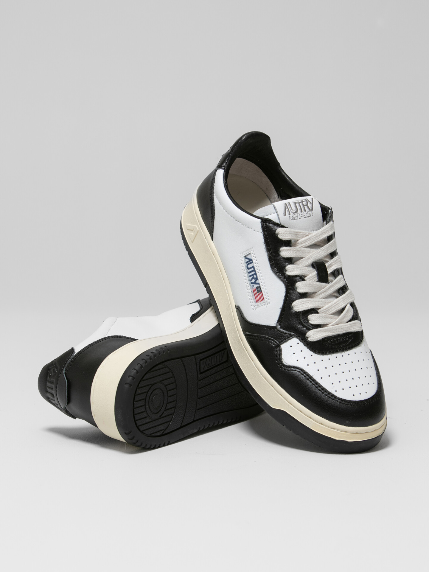 Detailansicht von Sneaker aus Leder von AUTRY