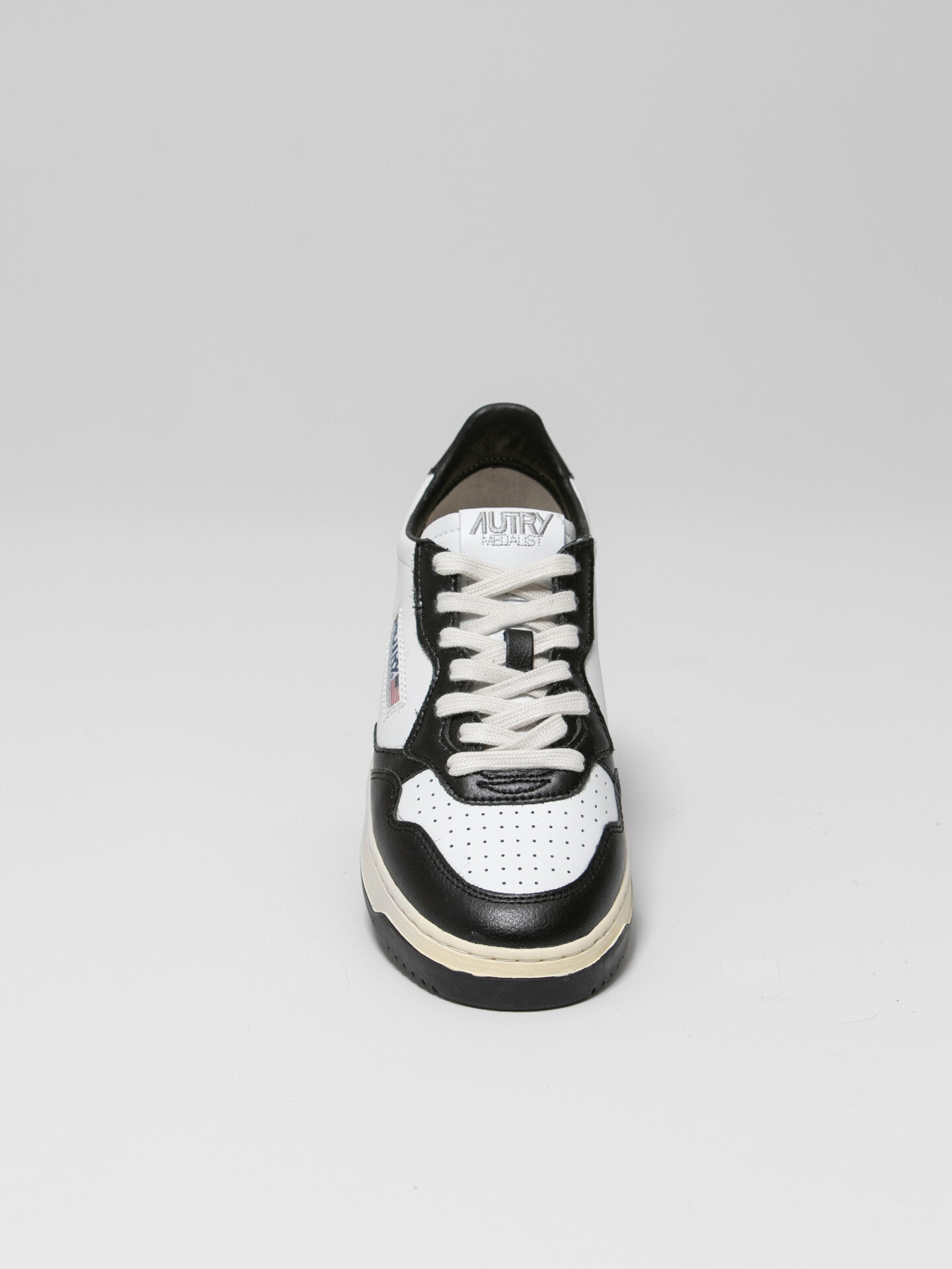 Detailansicht von Sneaker aus Leder von AUTRY