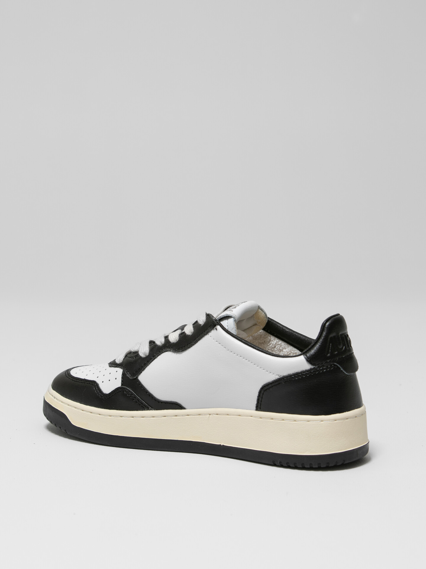 Detailansicht von Sneaker aus Leder von AUTRY