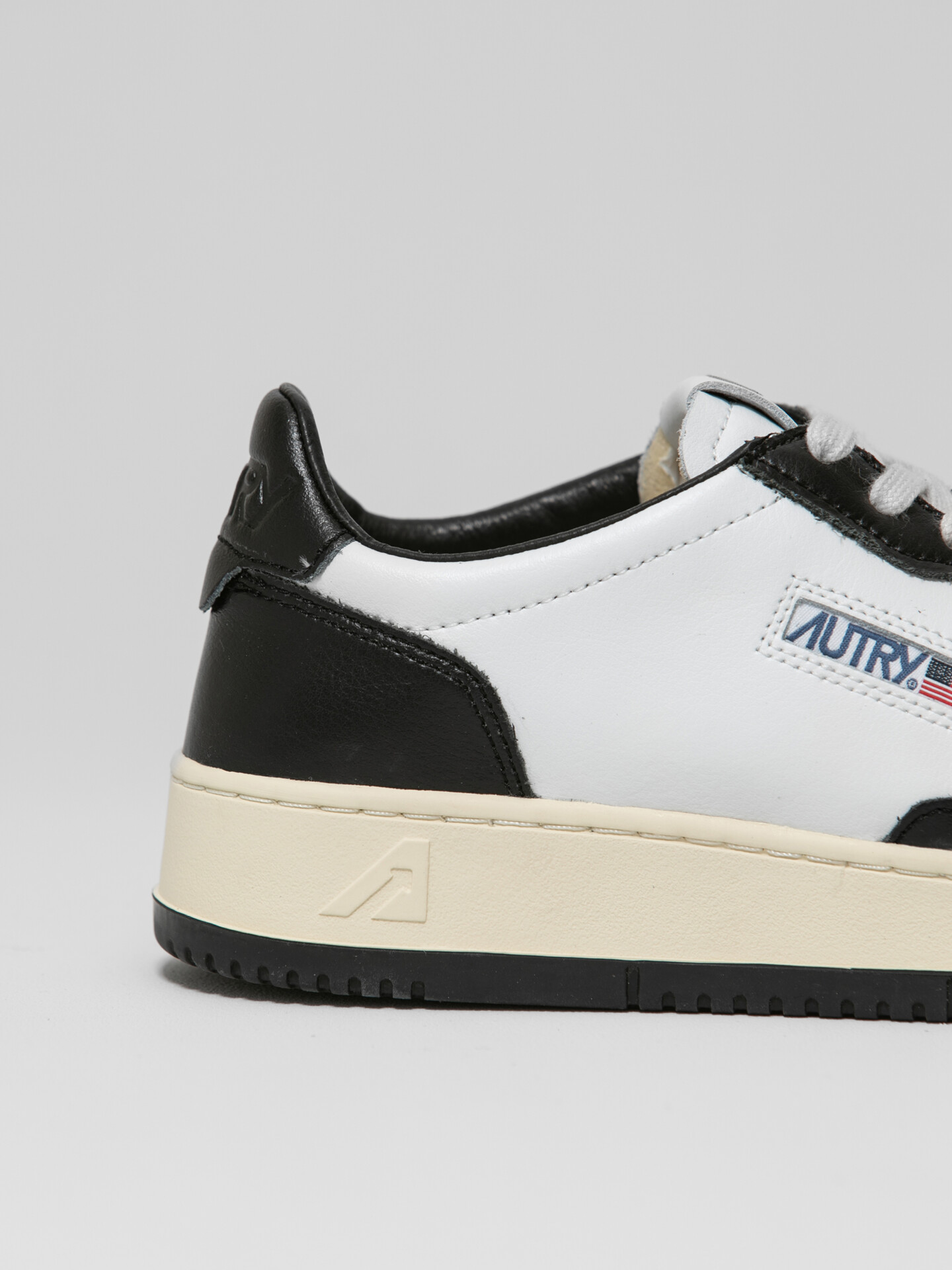 Detailansicht von Sneaker aus Leder von AUTRY