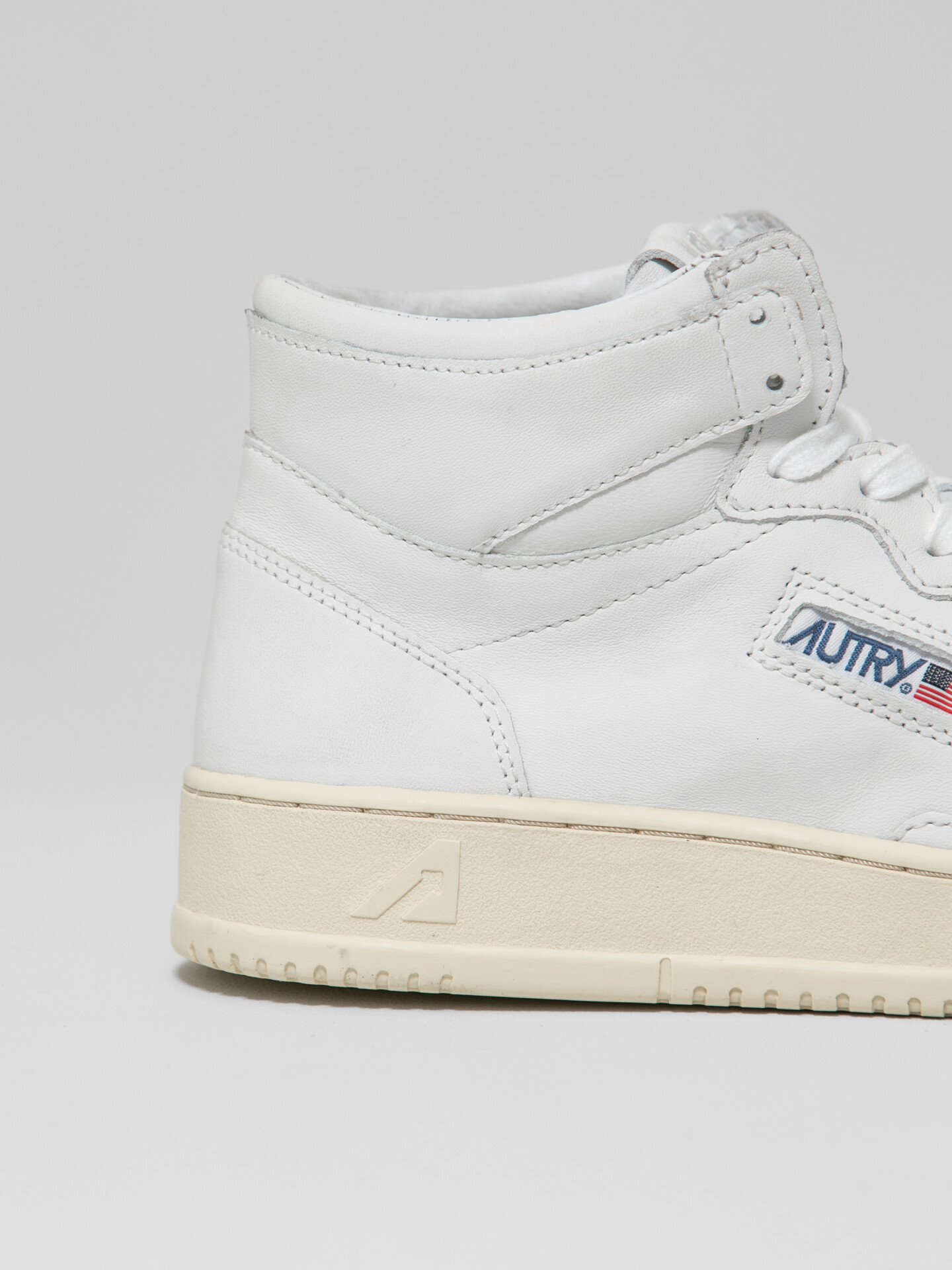 Detailansicht von Hoher Sneaker aus Leder von AUTRY