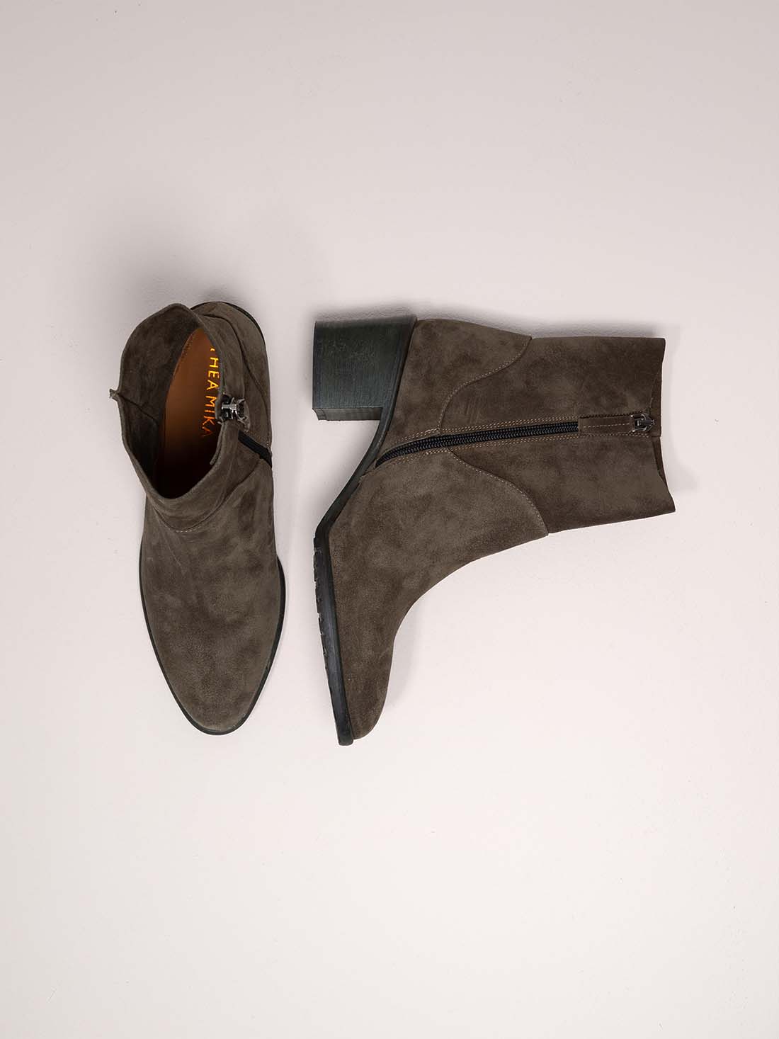 Detailansicht von Stiefelette aus Veloursleder von THEA MIKA