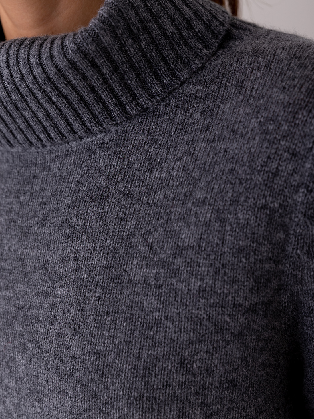 Detailansicht von Midi-Strickkleid aus Wolle von DANIELS