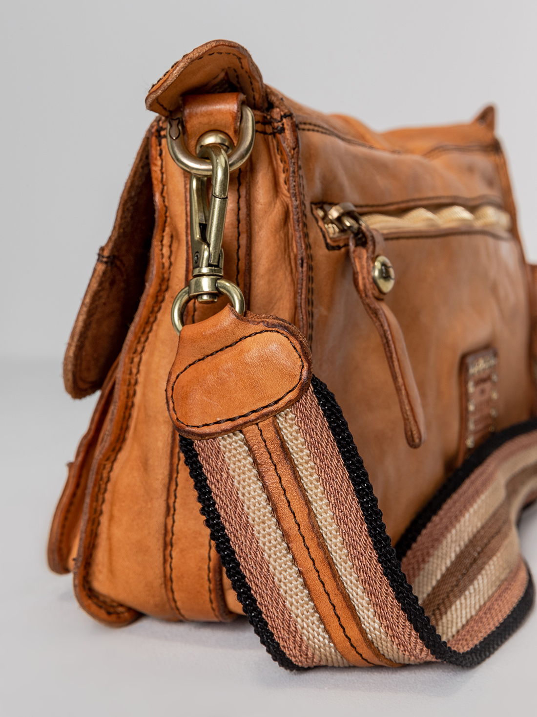 Detailansicht von Schultertasche aus Leder von CAMPOMAGGI