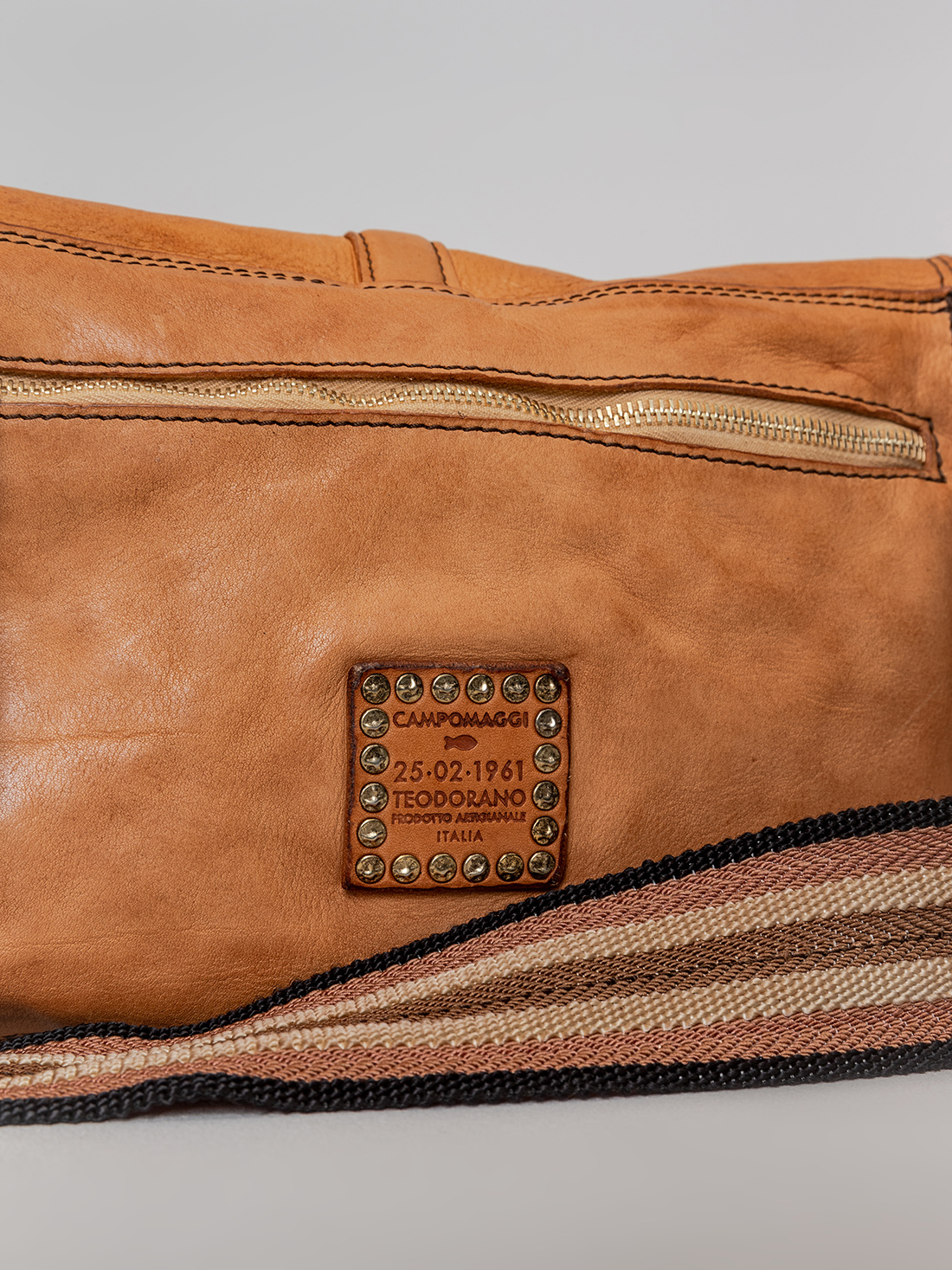 Detailansicht von Schultertasche aus Leder von CAMPOMAGGI