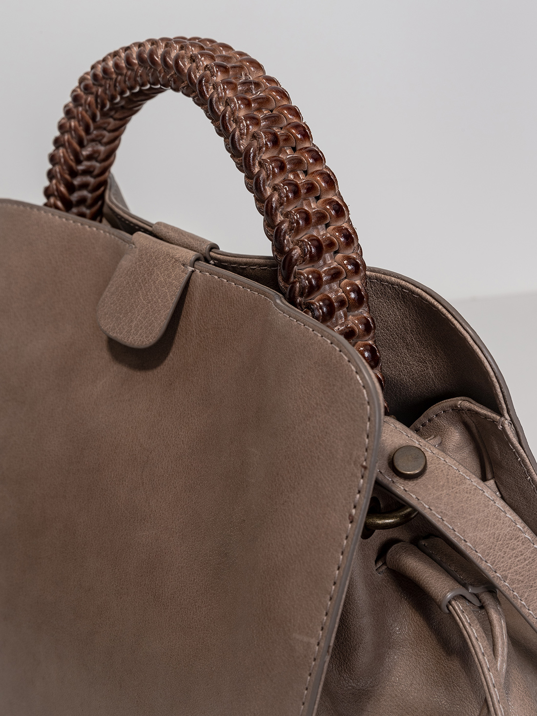 Detailansicht von Handtasche aus Leder von OFFICINE CREATIVE