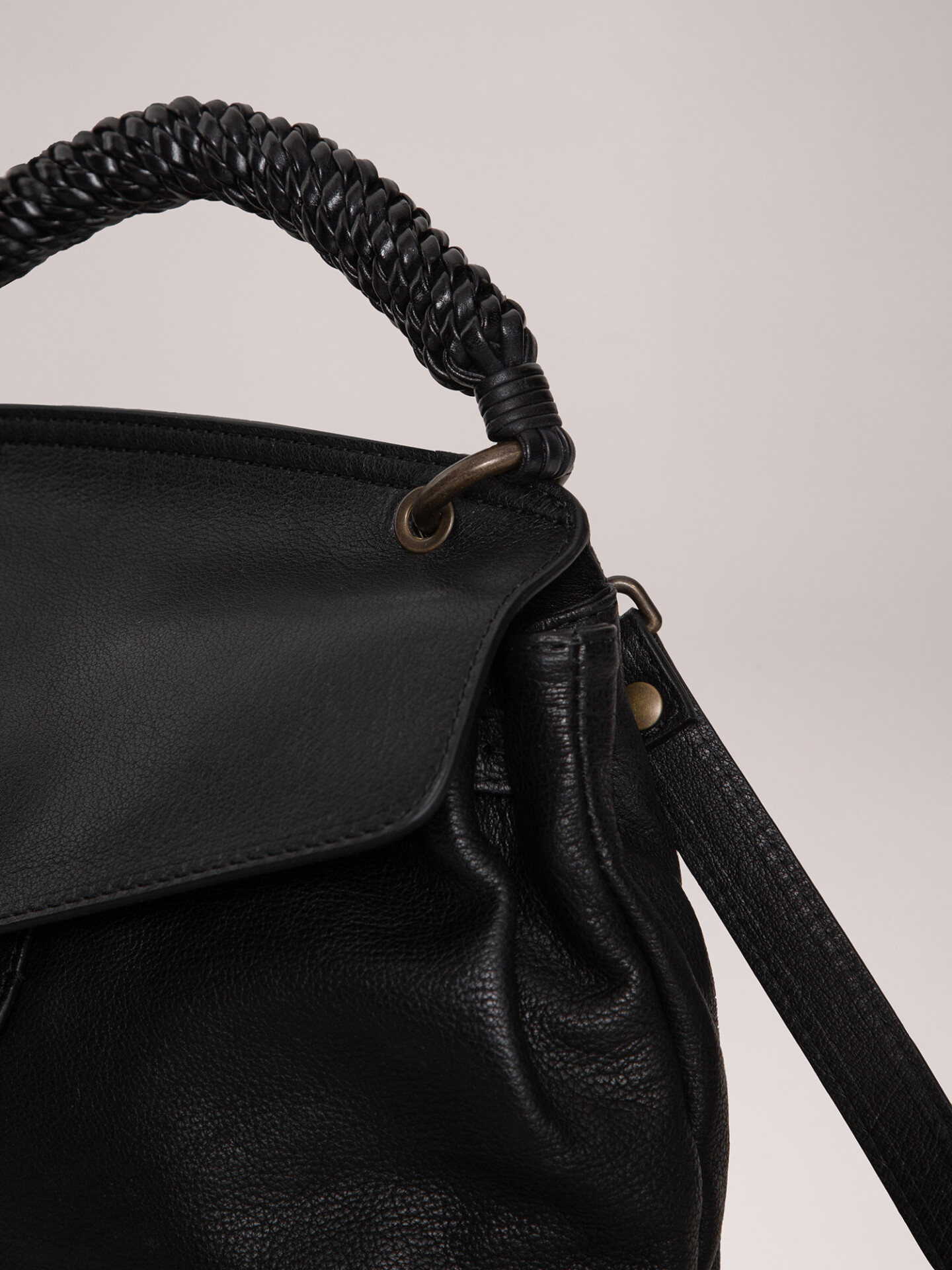 Detailansicht von Handtasche aus Leder von OFFICINE CREATIVE