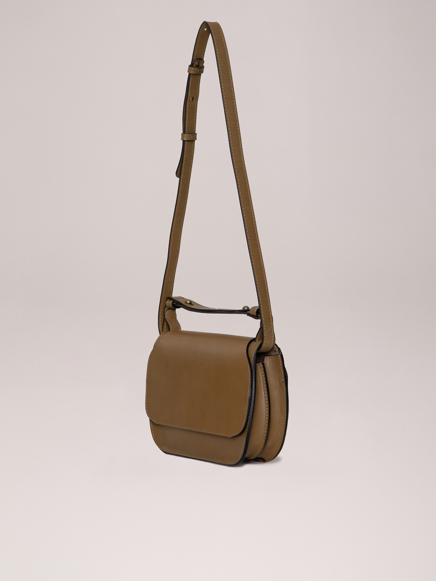 Detailansicht von Satteltasche aus Leder von OFFICINE CREATIVE