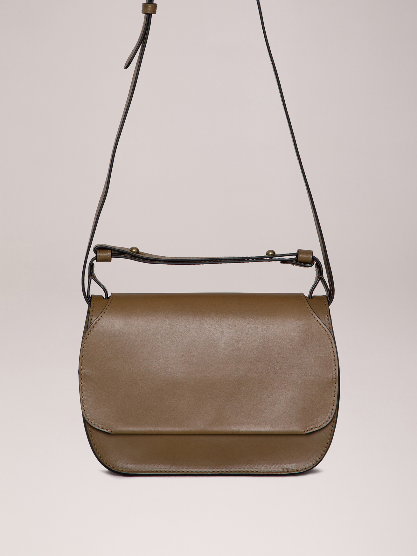 Detailansicht von Satteltasche aus Leder von OFFICINE CREATIVE