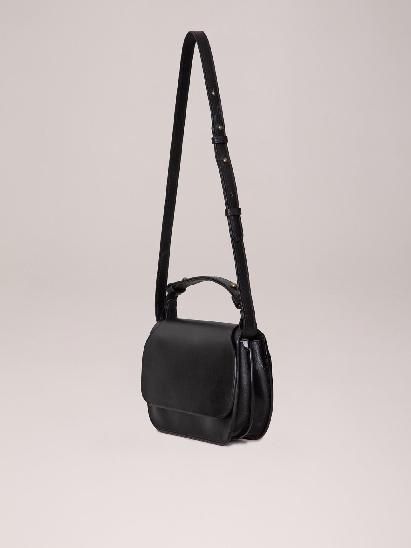 Detailansicht von Satteltasche aus Leder von OFFICINE CREATIVE