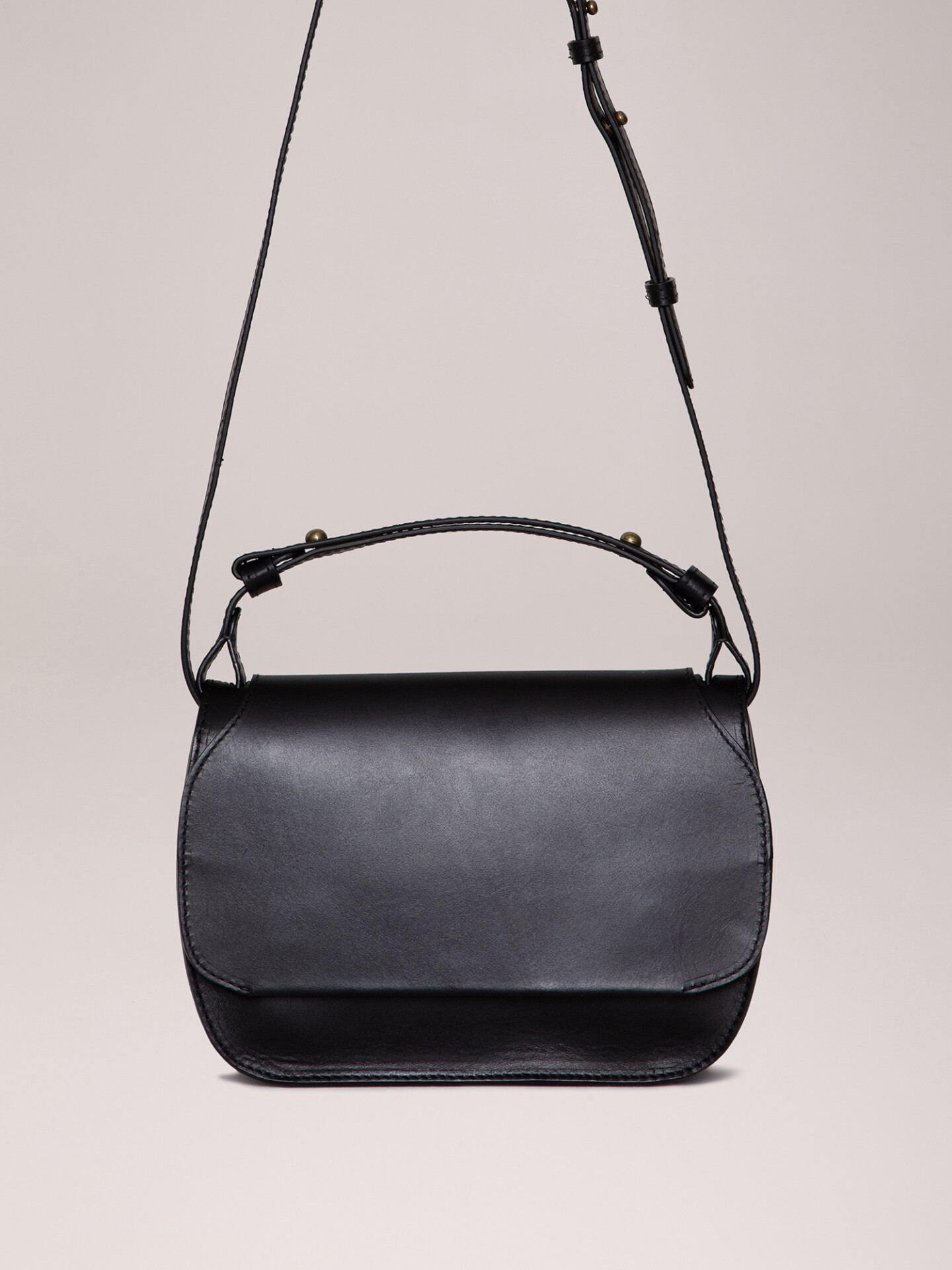 Detailansicht von Satteltasche aus Leder von OFFICINE CREATIVE