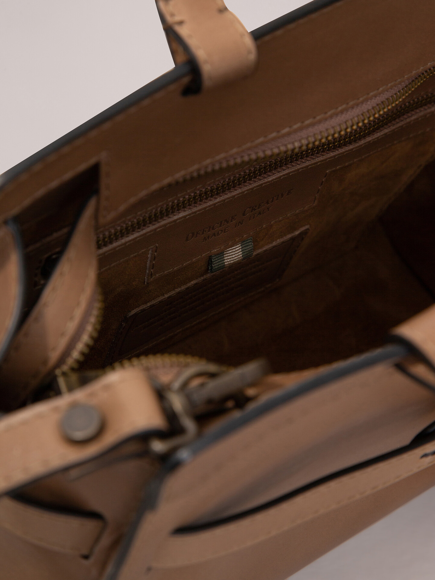 Detailansicht von Handtasche aus Leder von OFFICINE CREATIVE