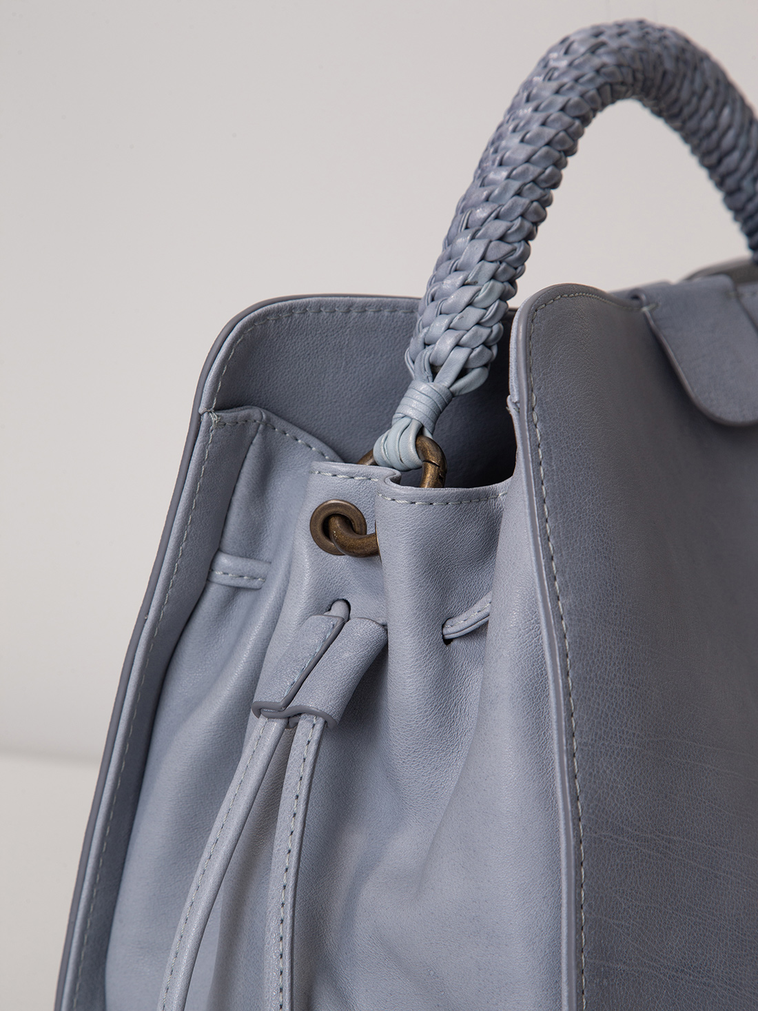 Detailansicht von Handtasche aus Leder von OFFICINE CREATIVE