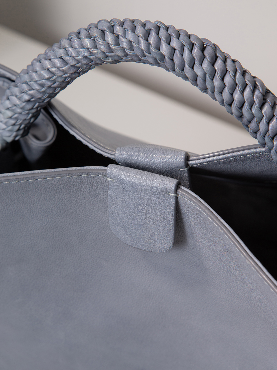 Detailansicht von Handtasche aus Leder von OFFICINE CREATIVE