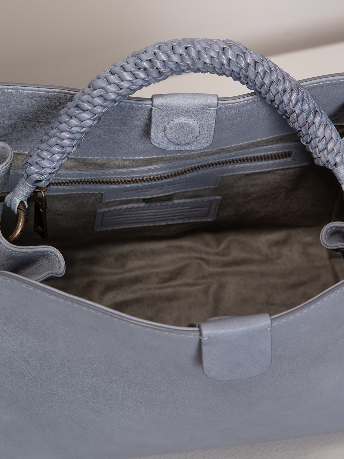 Detailansicht von Handtasche aus Leder von OFFICINE CREATIVE
