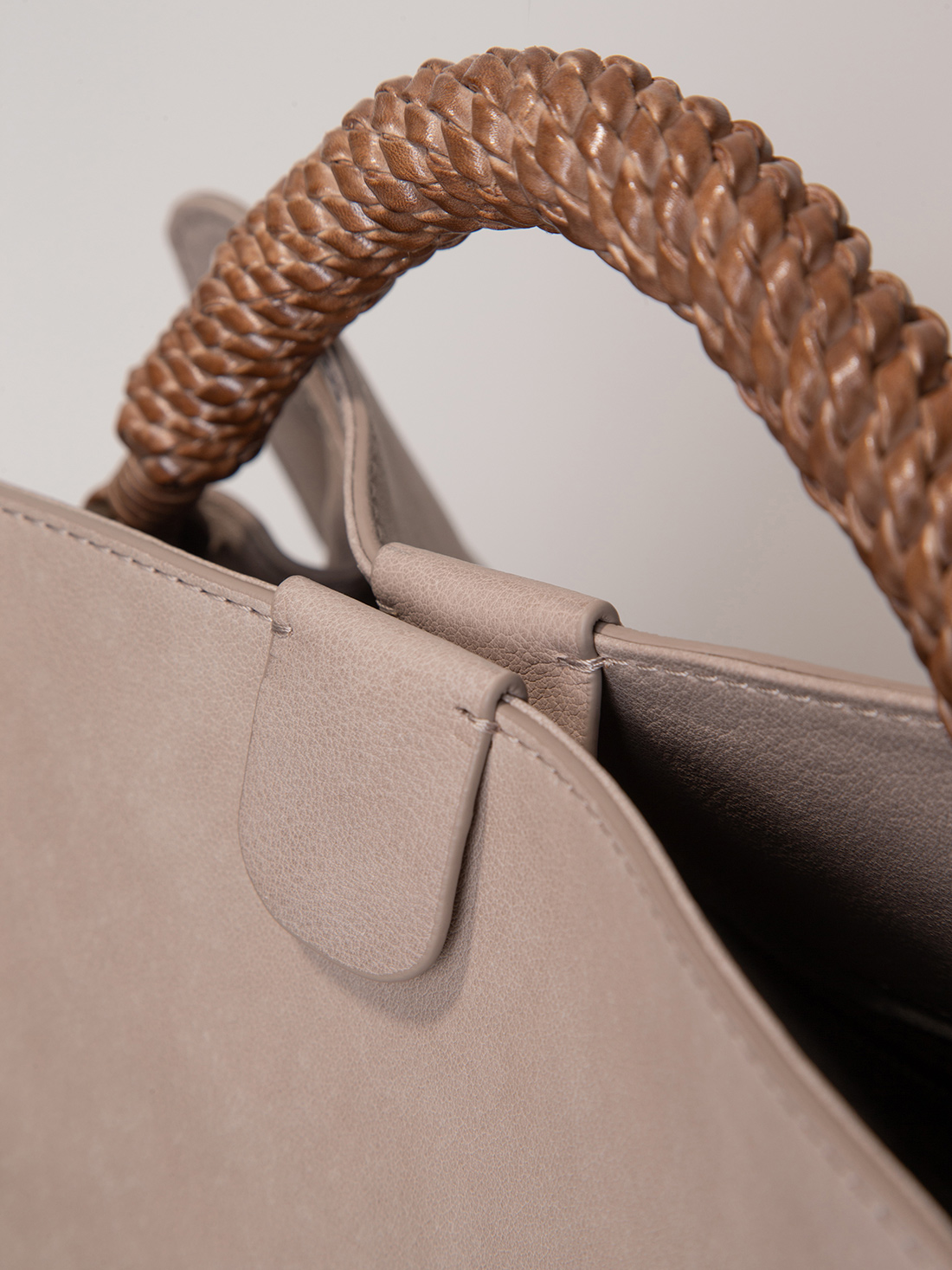 Detailansicht von Handtasche aus Leder von OFFICINE CREATIVE