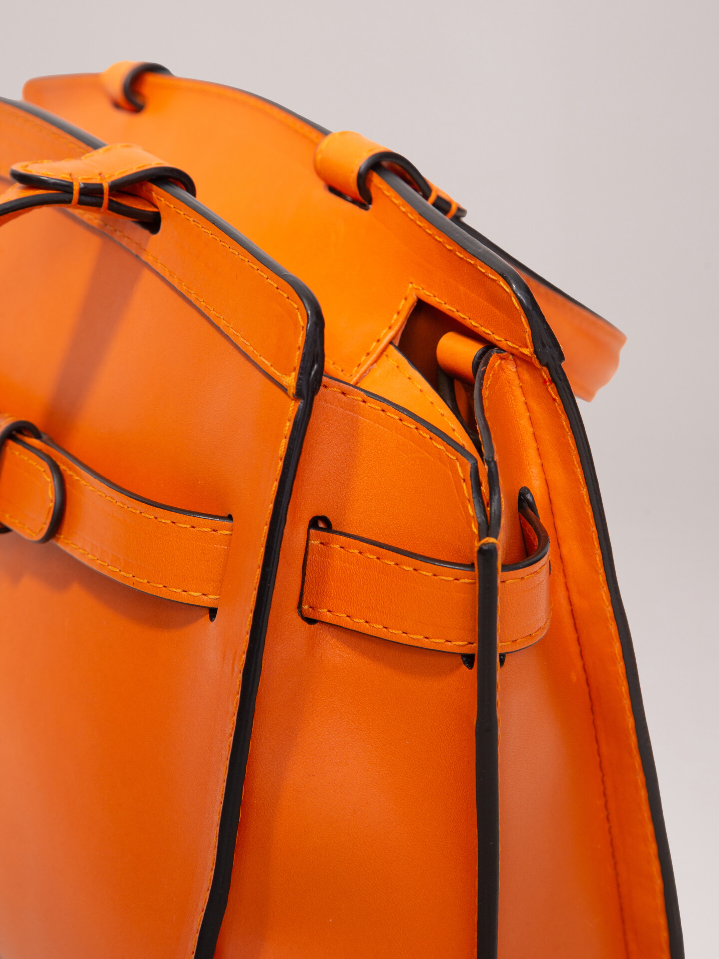 Detailansicht von Handtasche aus Leder von OFFICINE CREATIVE