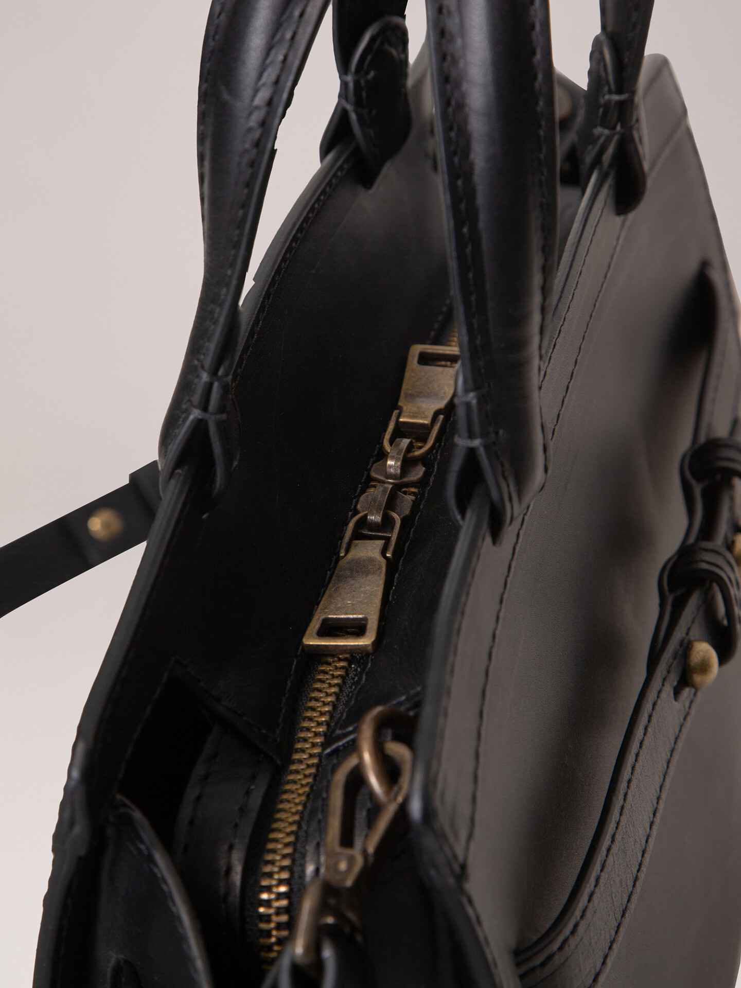 Detailansicht von Handtasche aus Leder von OFFICINE CREATIVE