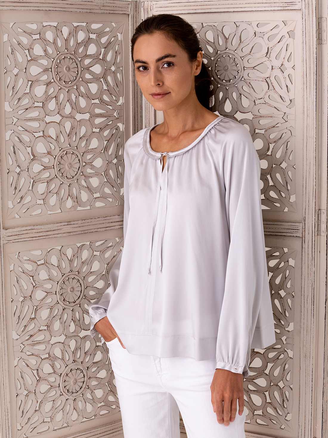 Detailansicht von Seidenbluse von HER SHIRT