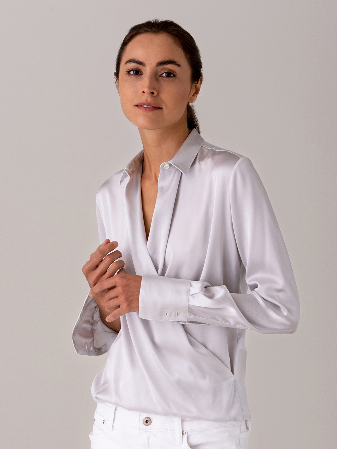 Detailansicht von Seidenbluse von HER SHIRT