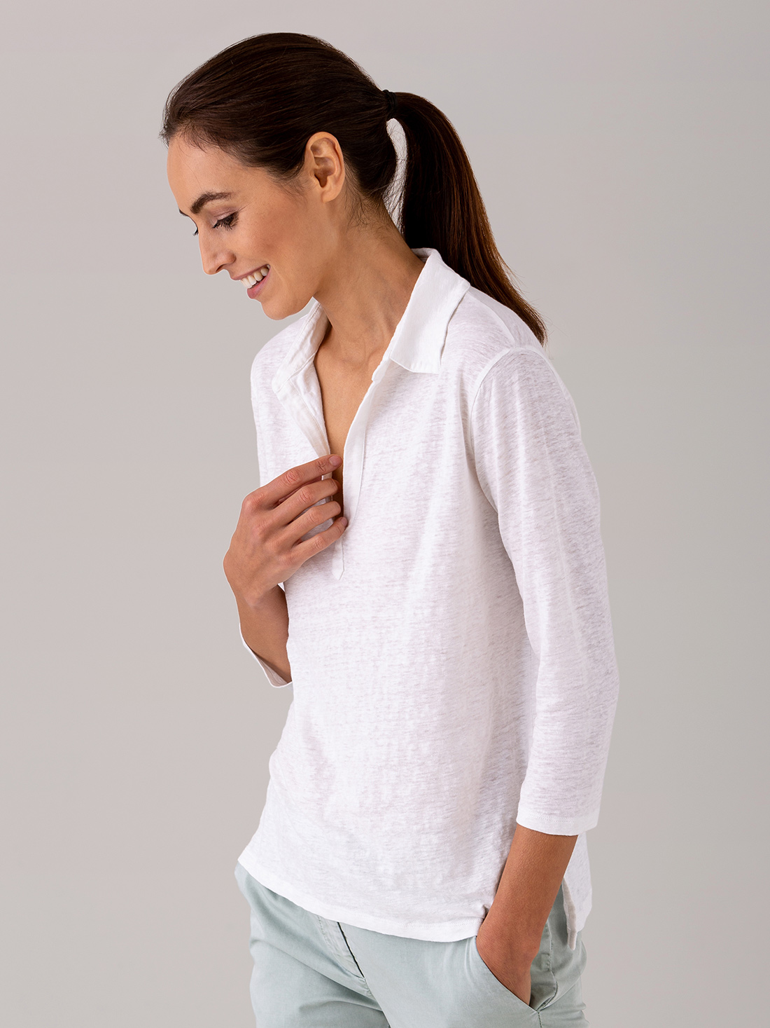 Detailansicht von Poloshirt mit 3/4-Arm aus Leinen von UNIVERSEL