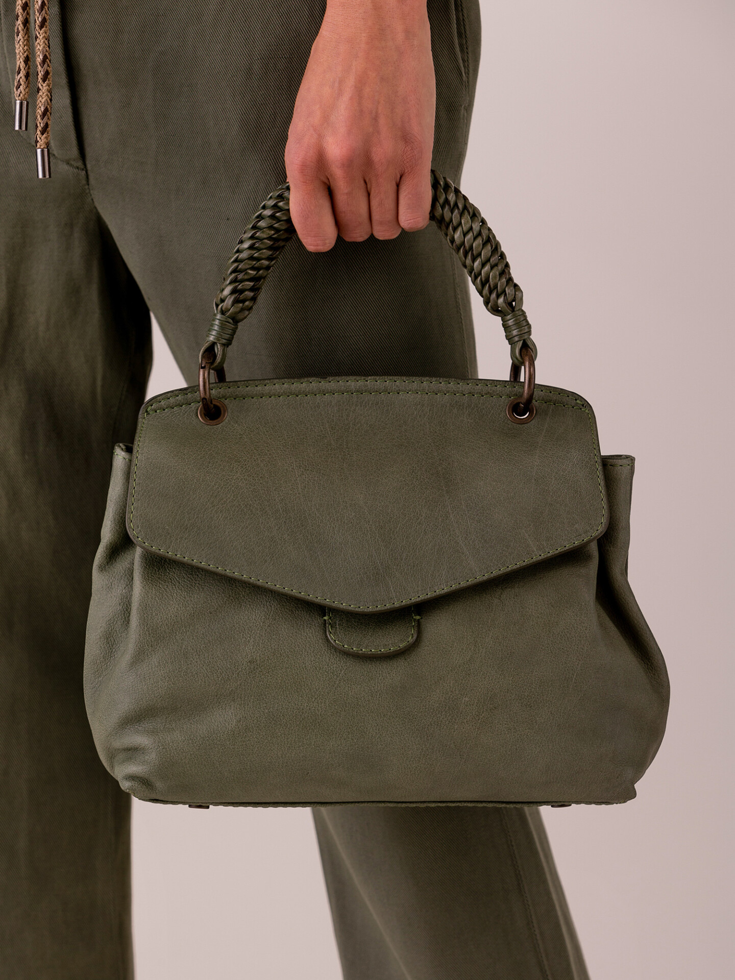 Detailansicht von Handtasche aus Leder von OFFICINE CREATIVE