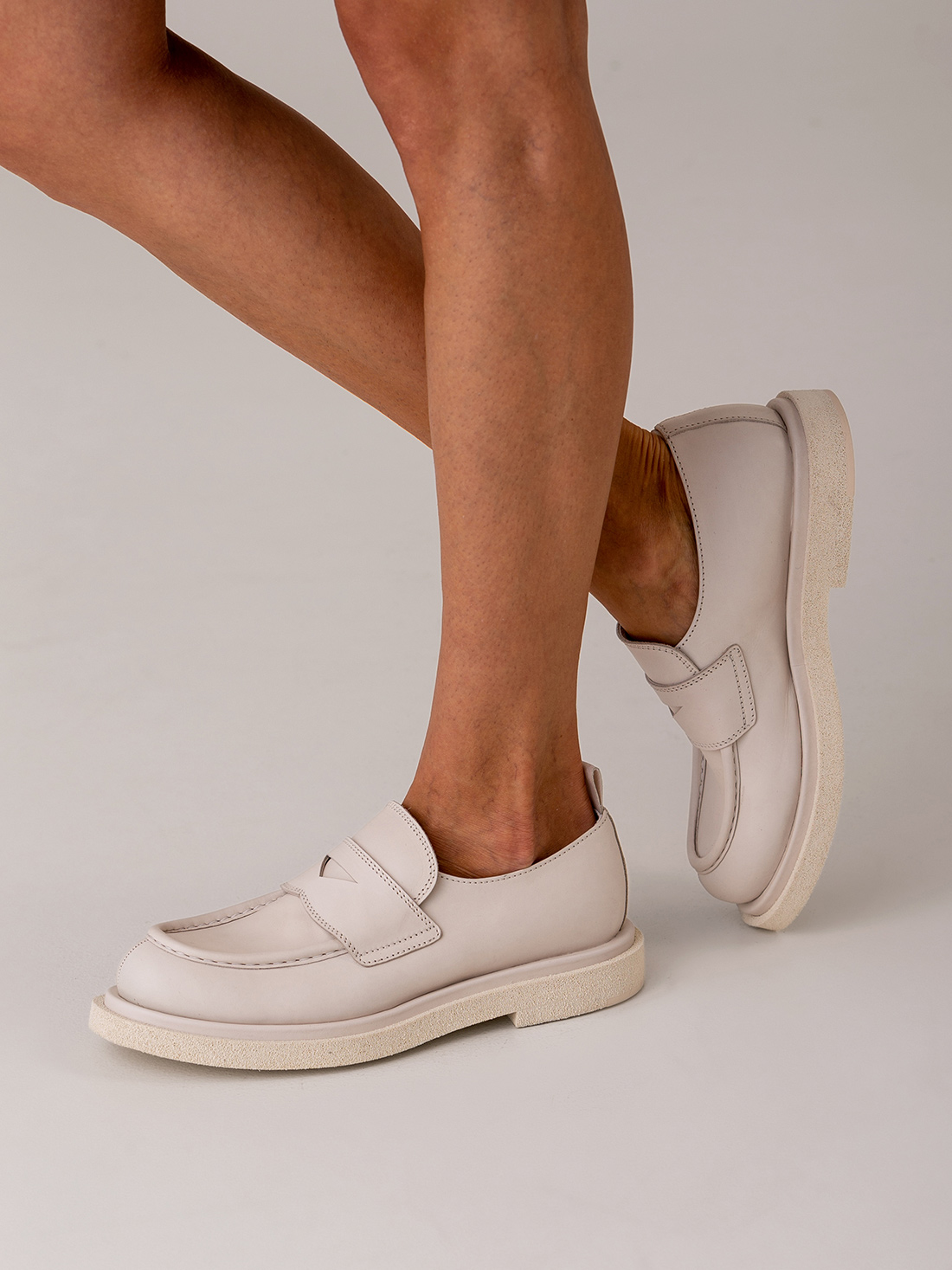 Detailansicht von Loafers aus Leder von OFFICINE CREATIVE