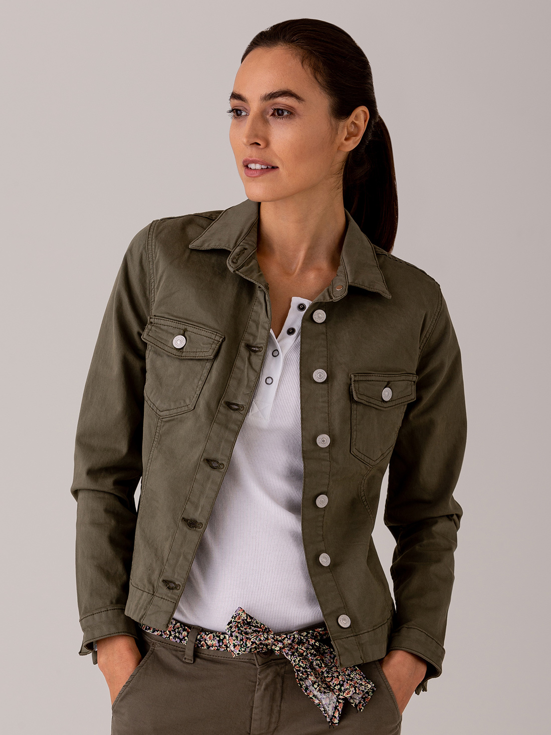 Detailansicht von Jeansjacke von LE TEMPS DES CERISES