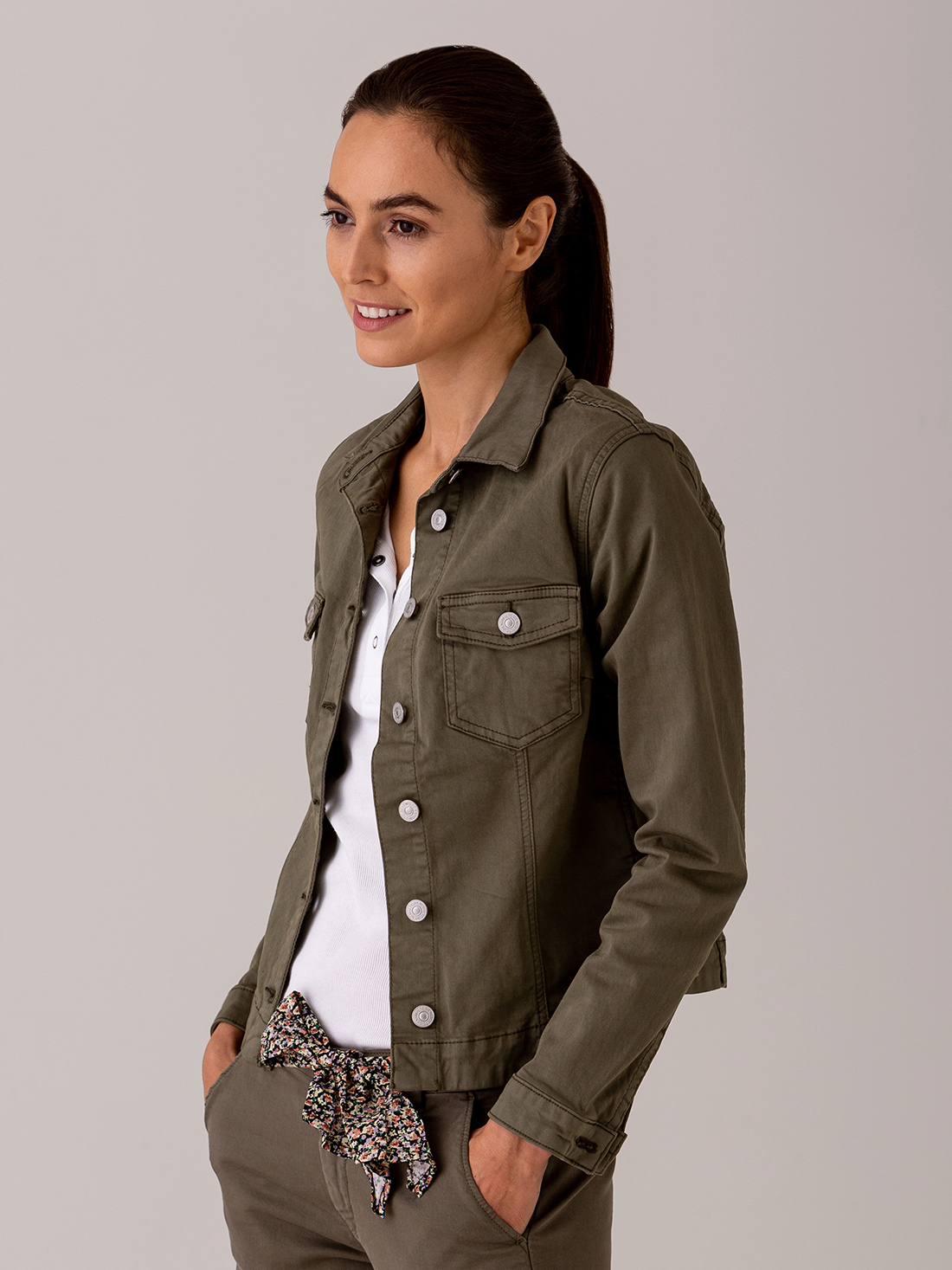 Detailansicht von Jeansjacke von LE TEMPS DES CERISES