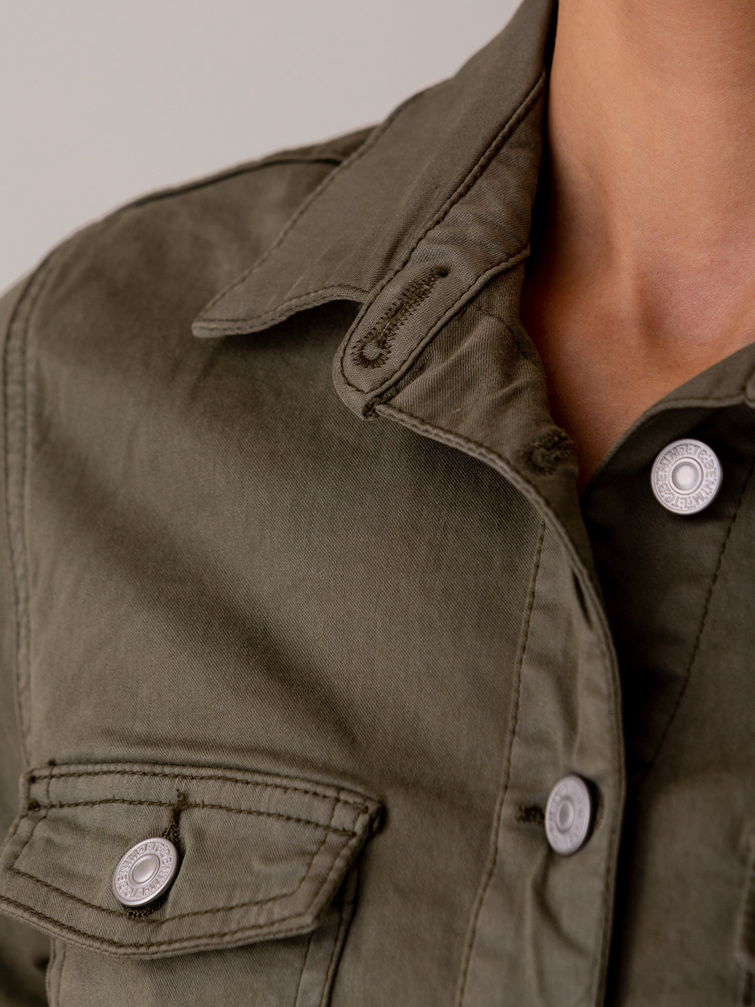 Detailansicht von Jeansjacke von LE TEMPS DES CERISES