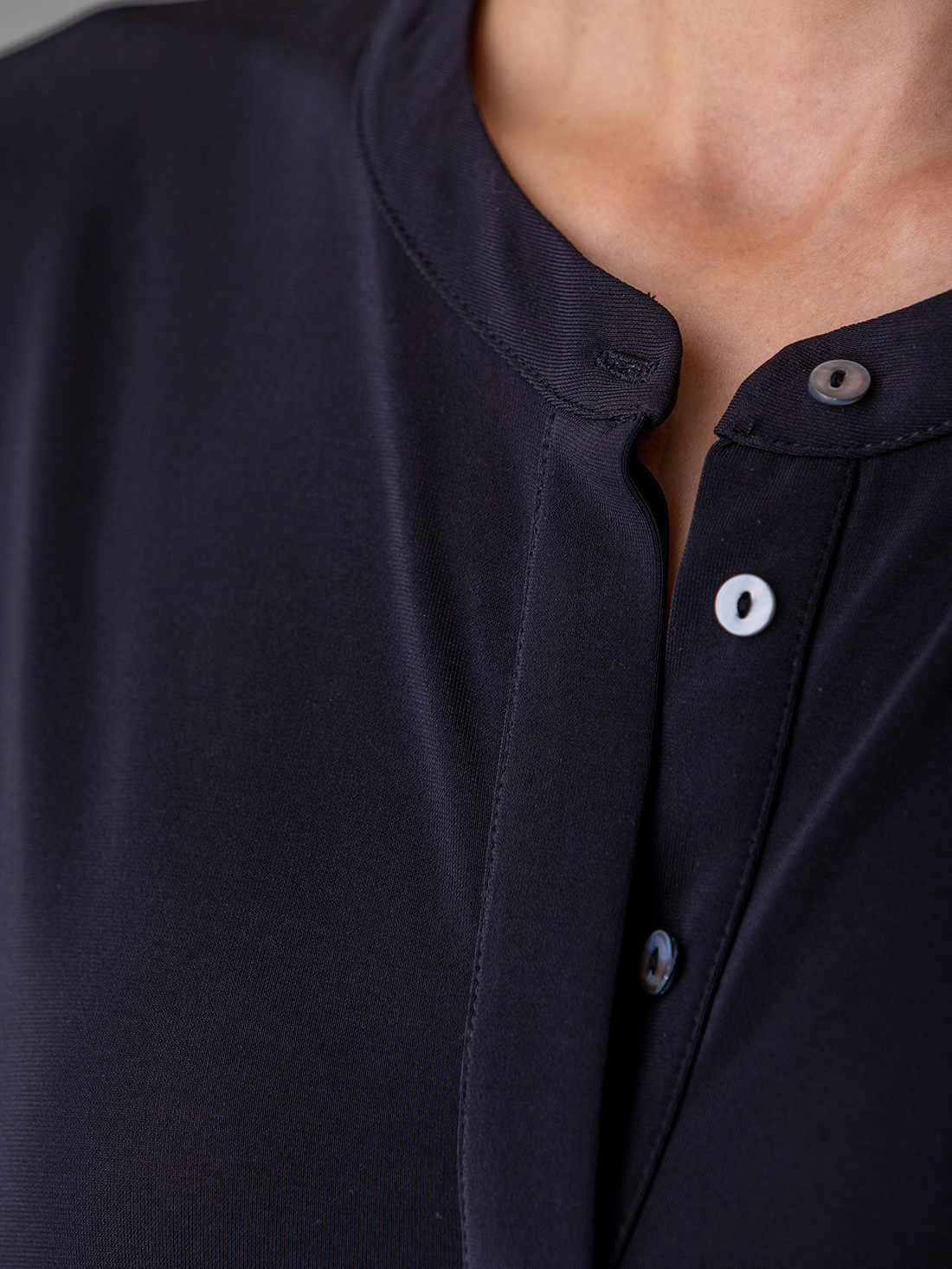 Detailansicht von Kurzes Kleid mit Knopfleiste von DANIELS